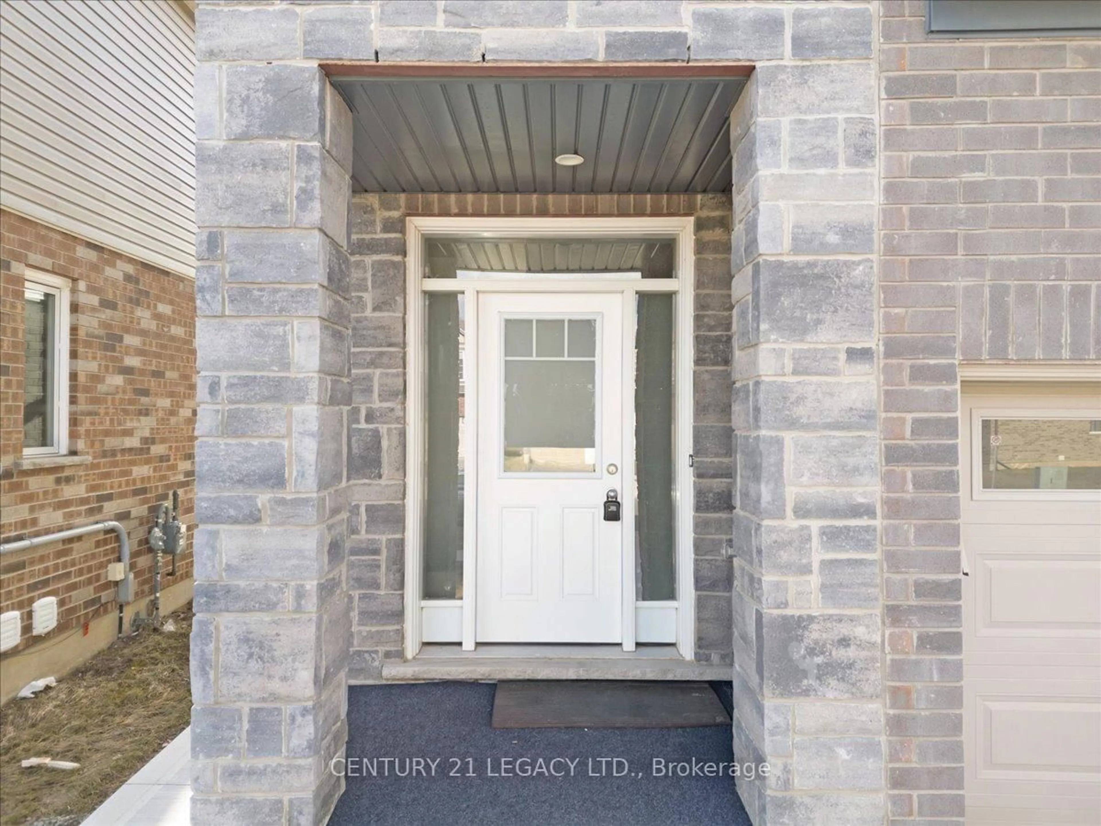 Indoor entryway for 83 BEAUCHAMP Dr, Cambridge Ontario N1S 0B9