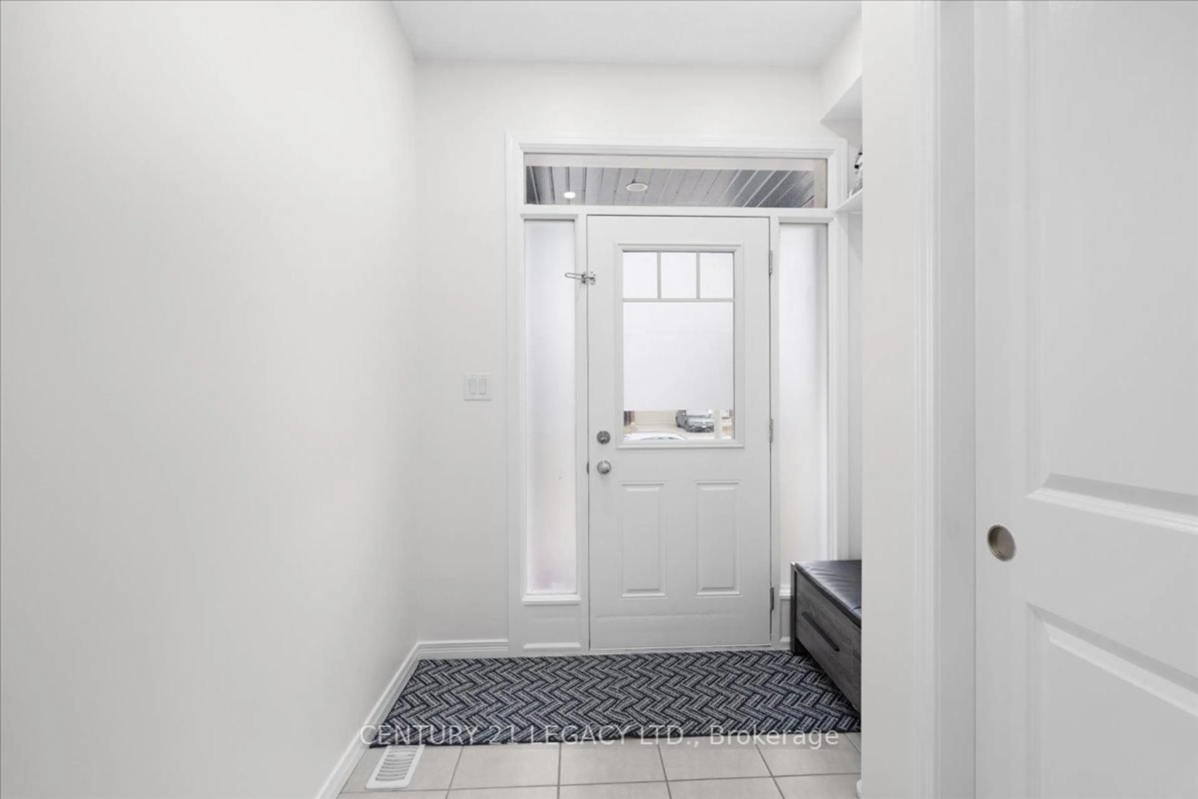 Indoor entryway for 83 BEAUCHAMP Dr, Cambridge Ontario N1S 0B9
