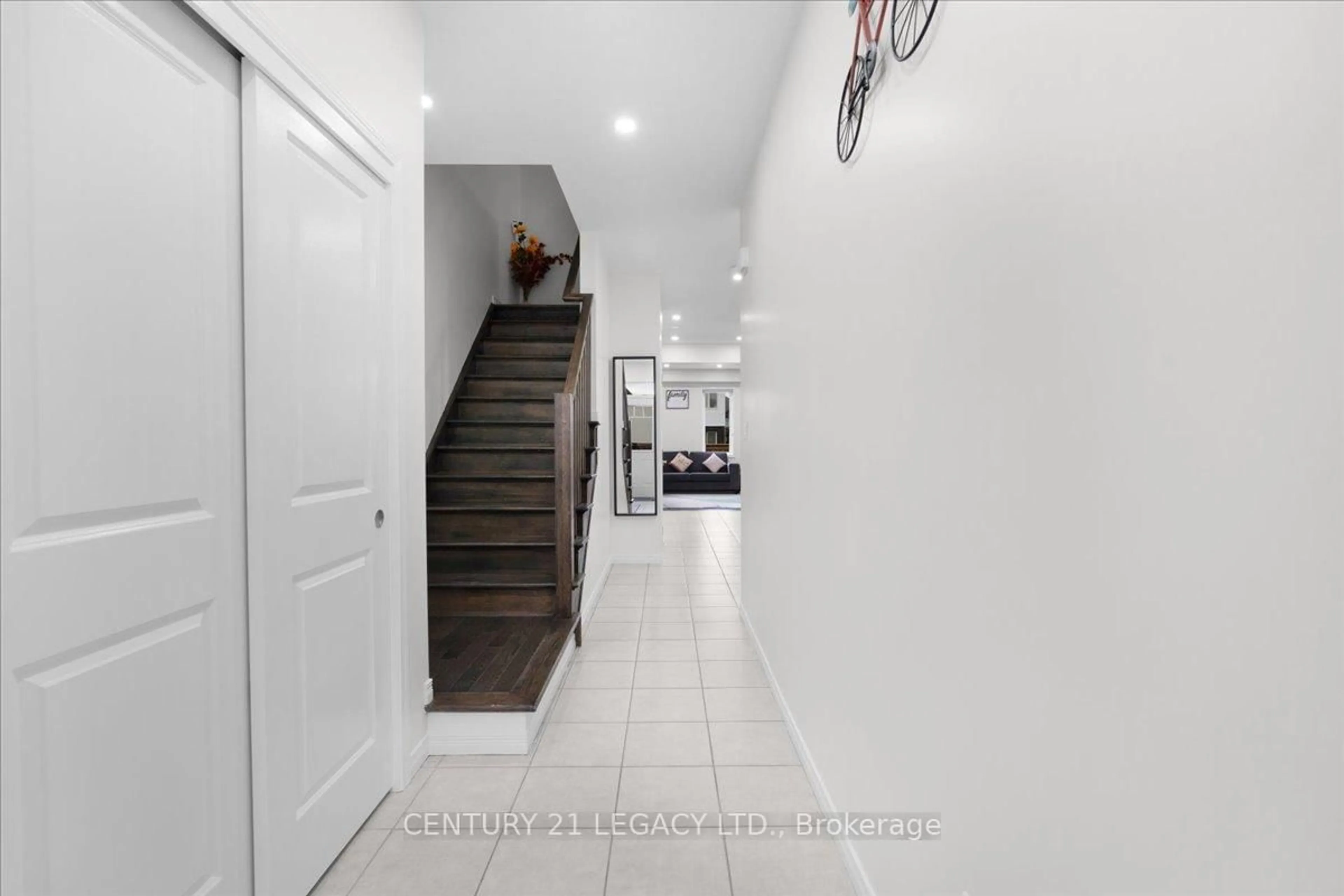 Indoor entryway for 83 BEAUCHAMP Dr, Cambridge Ontario N1S 0B9