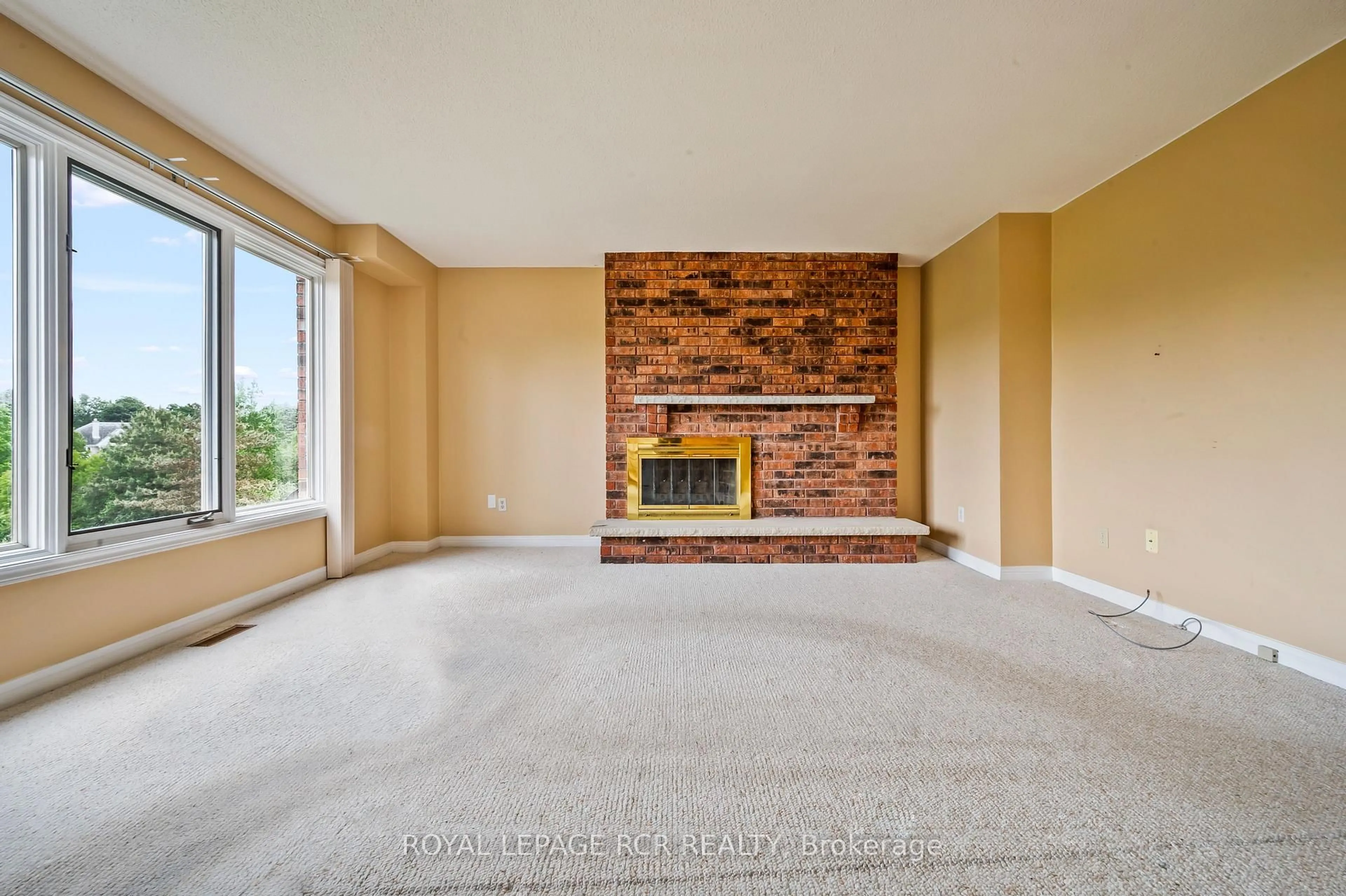 Living room with furniture, unknown for 6 Cedar Ridge Crt, Erin Ontario N0B 1T0
