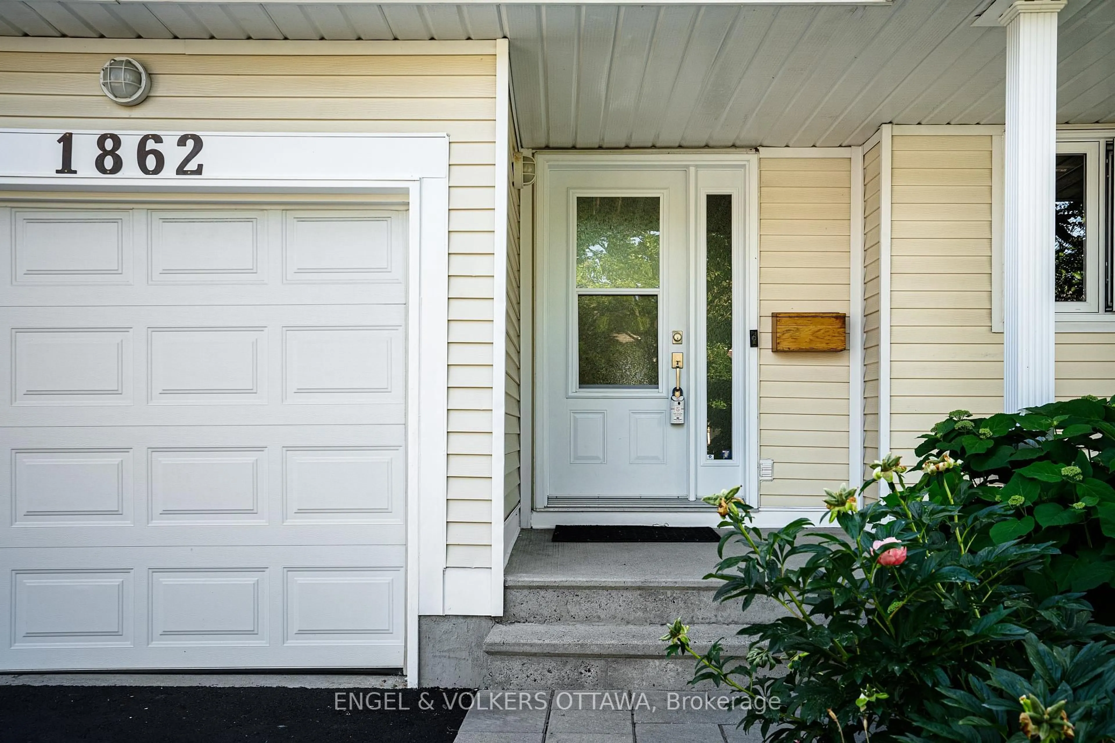 Indoor entryway for 1862 Windflower Way, Ottawa Ontario K1C 6A3