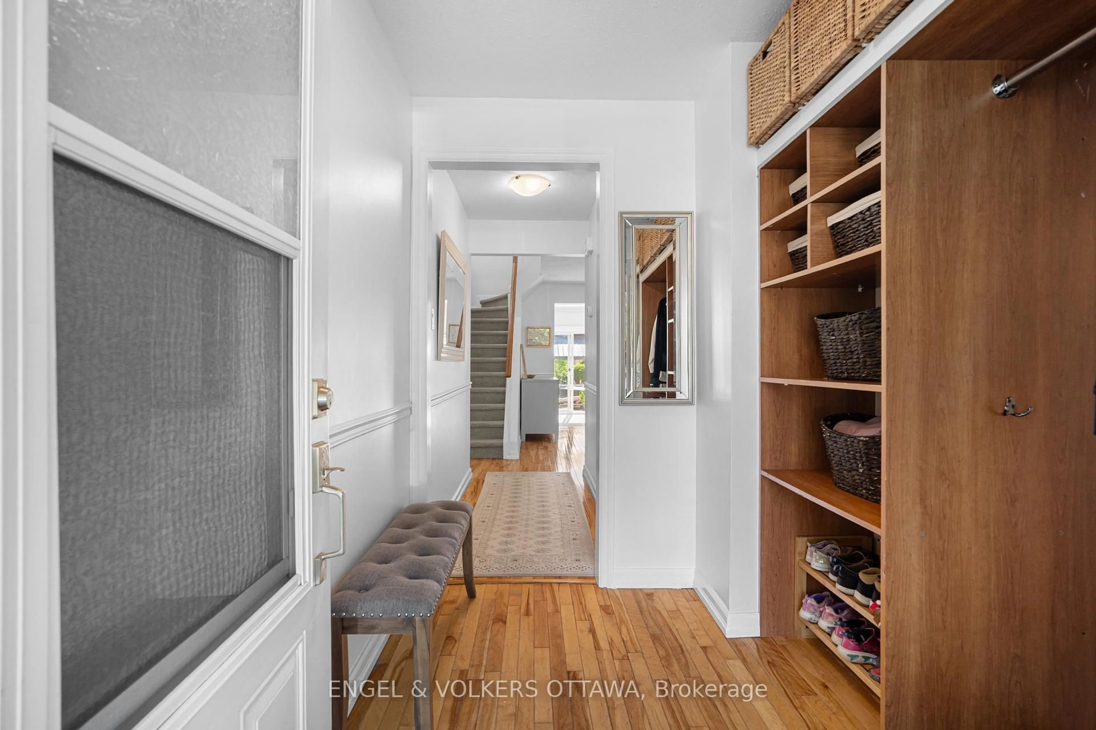 Indoor entryway for 1862 Windflower Way, Ottawa Ontario K1C 6A3