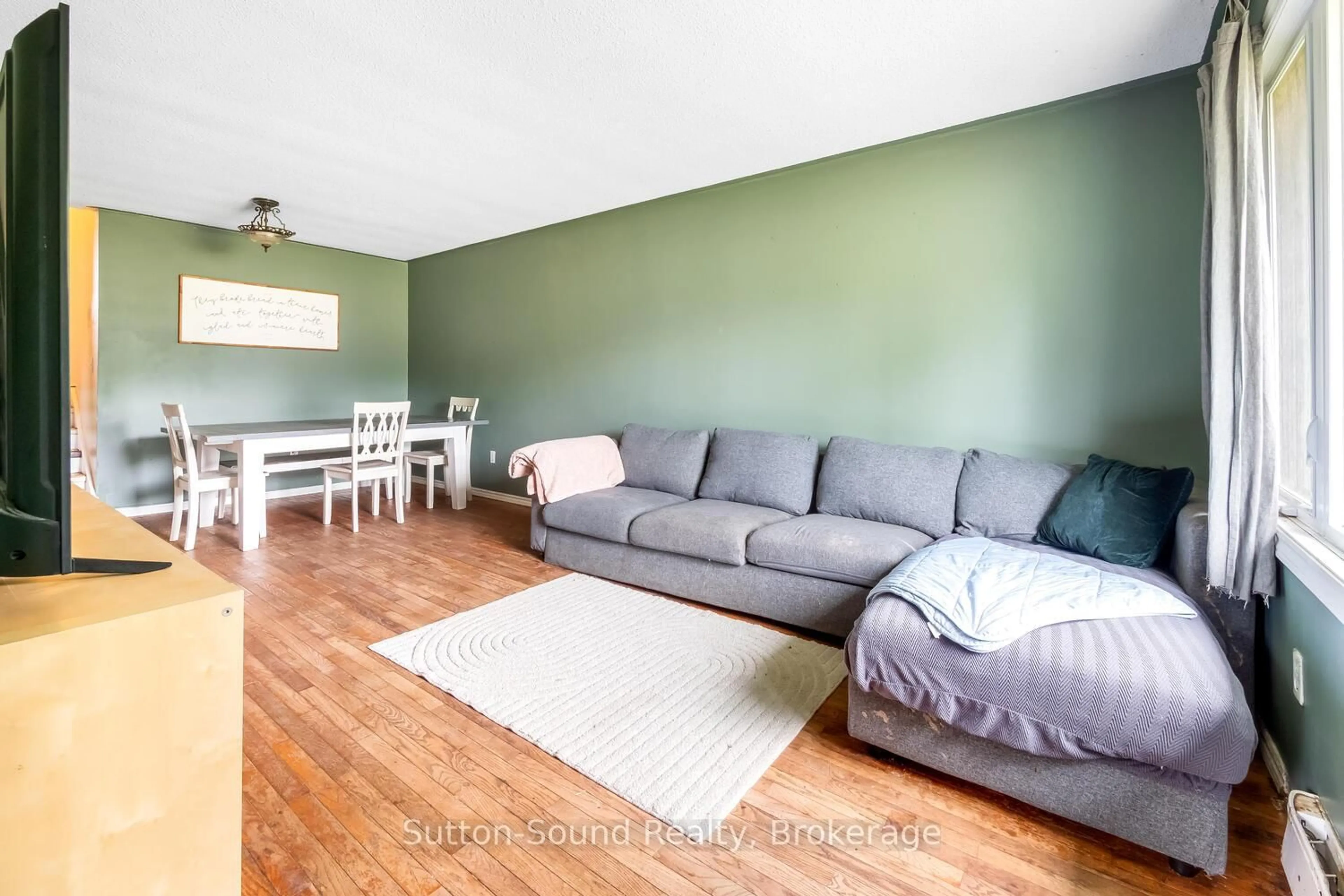 Living room with furniture, wood/laminate floor for 780 Eastwood Dr, Saugeen Shores Ontario N0H 2C4
