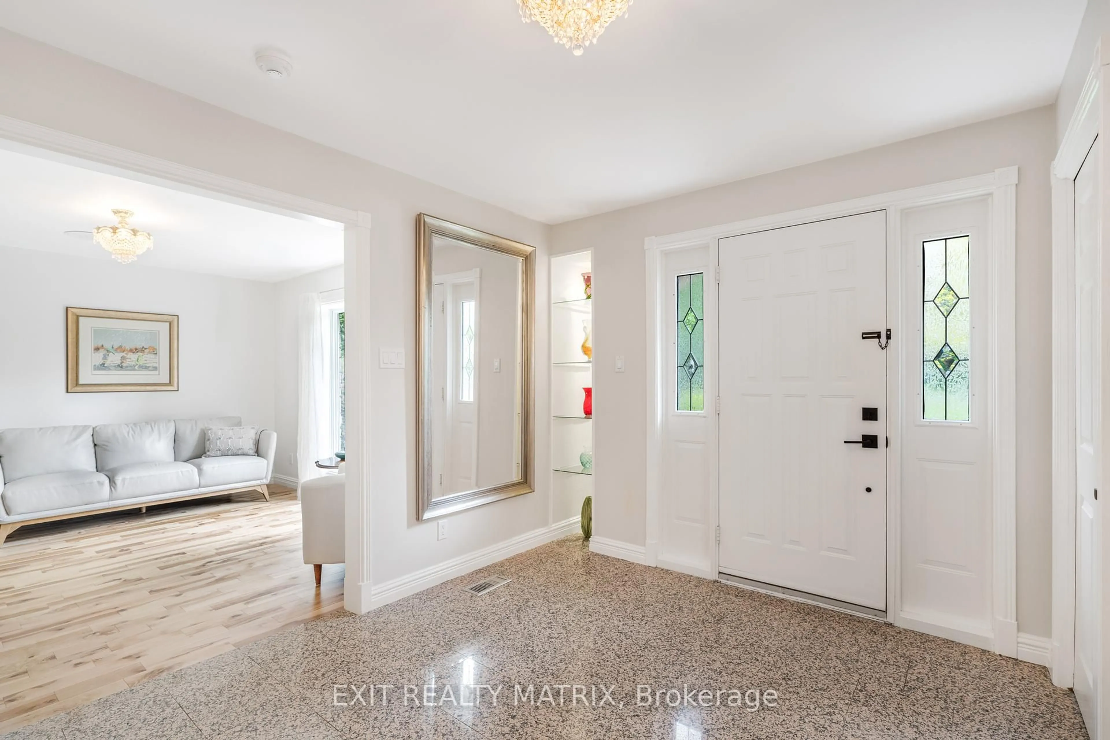 Indoor entryway for 2845 FRONT Rd, Champlain Ontario K6A 2R2