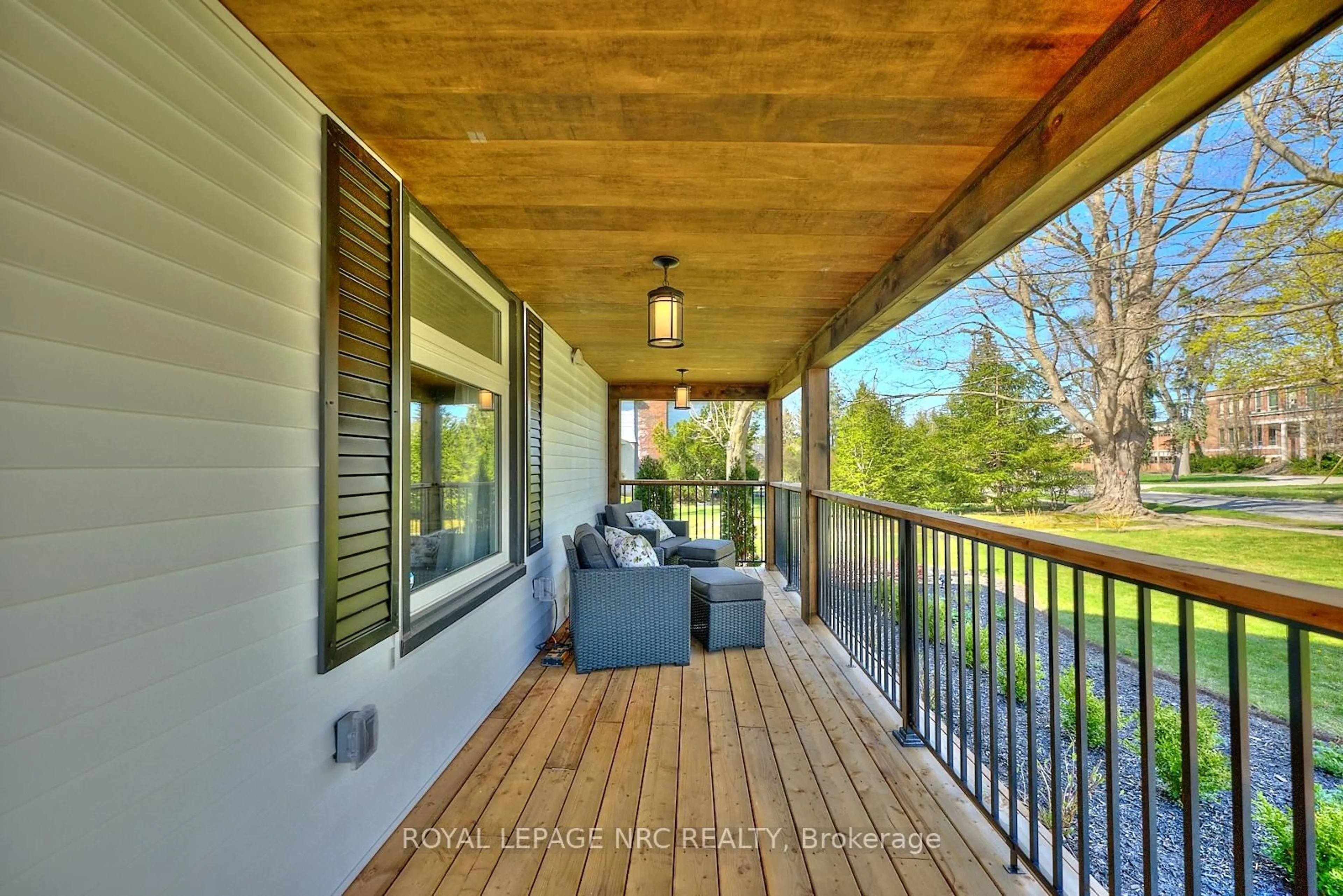 Patio, unknown for 553 Ridge Rd, Fort Erie Ontario L0S 1N0