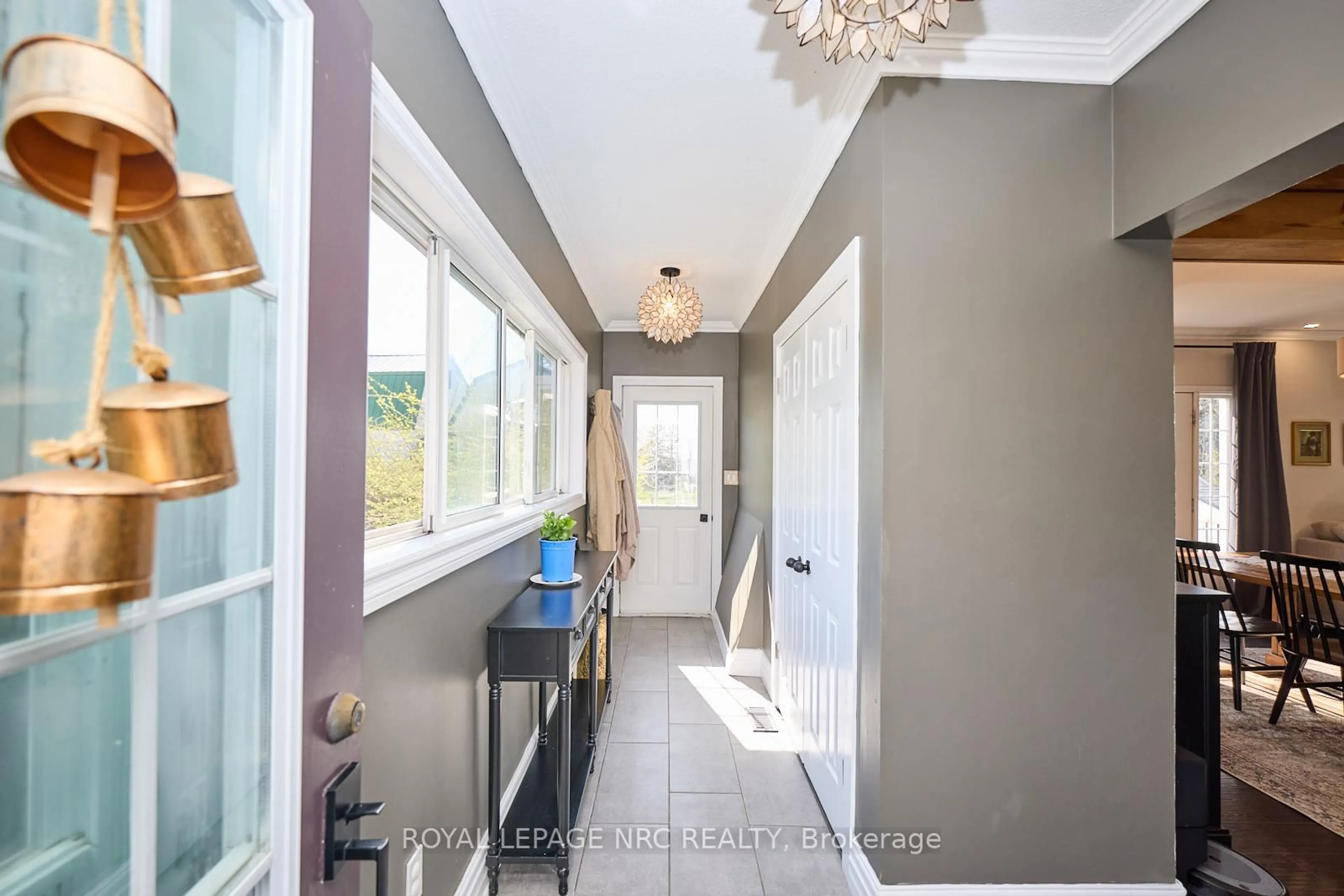 Indoor entryway for 553 Ridge Rd, Fort Erie Ontario L0S 1N0