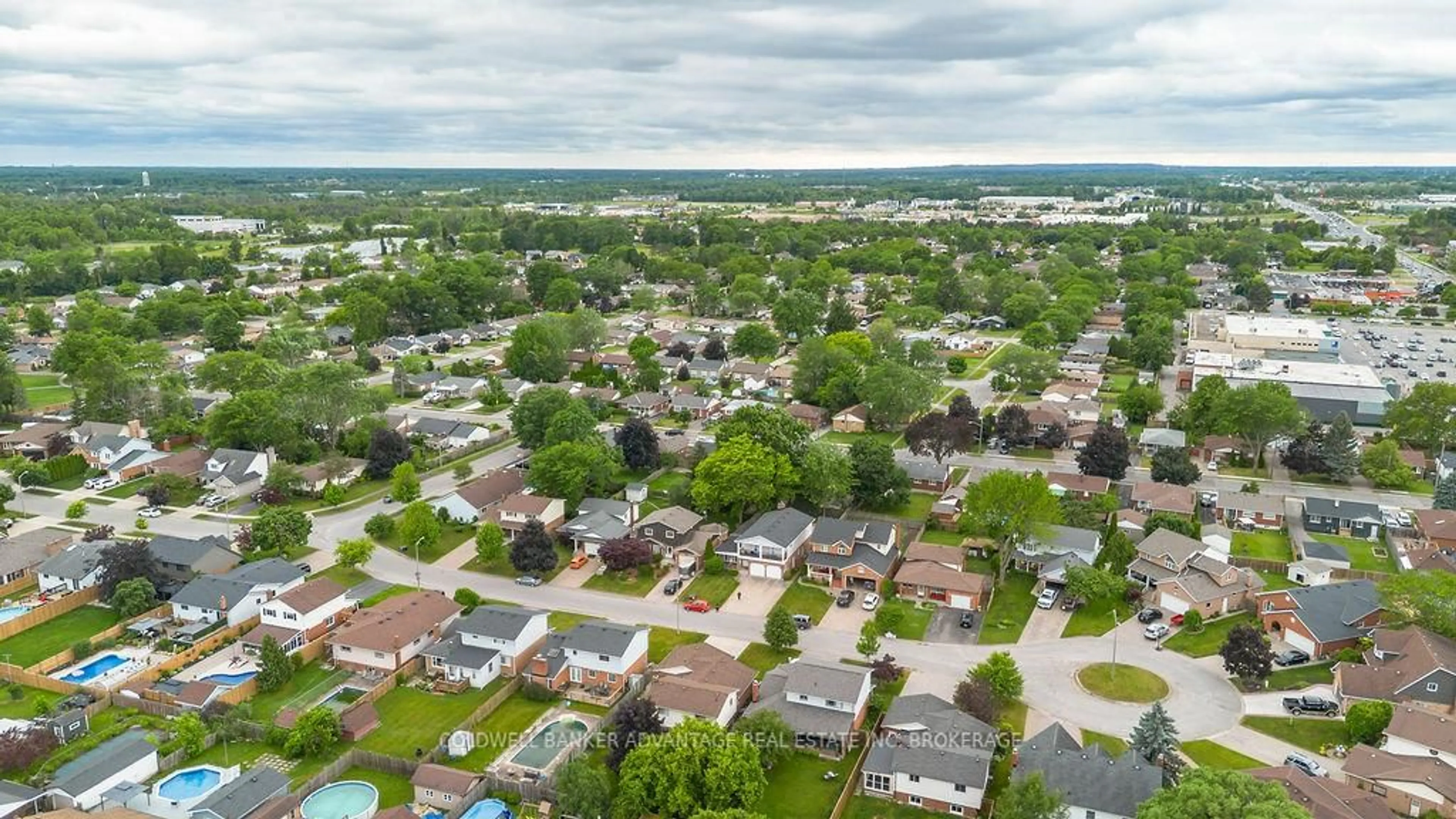 A pic from outside/outdoor area/front of a property/back of a property/a pic from drone, street for 7362 Nathan Cres, Niagara Falls Ontario L2G 7R6