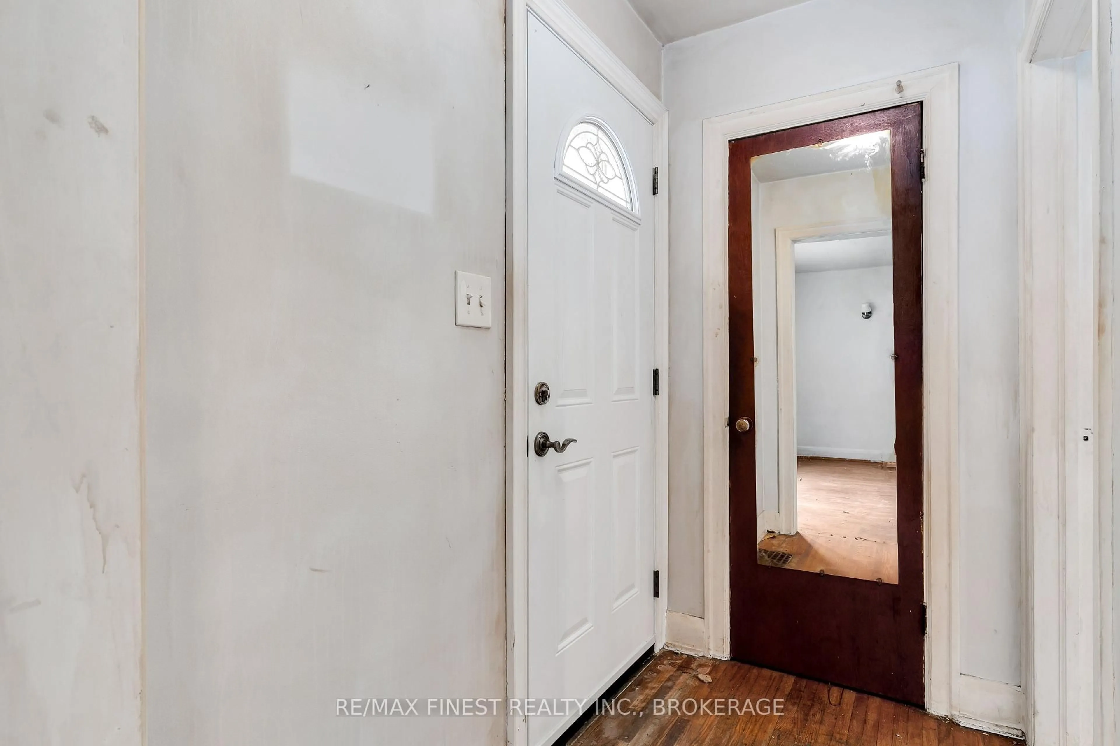 Indoor entryway for 202 Helen St, Kingston Ontario K7L 4P4