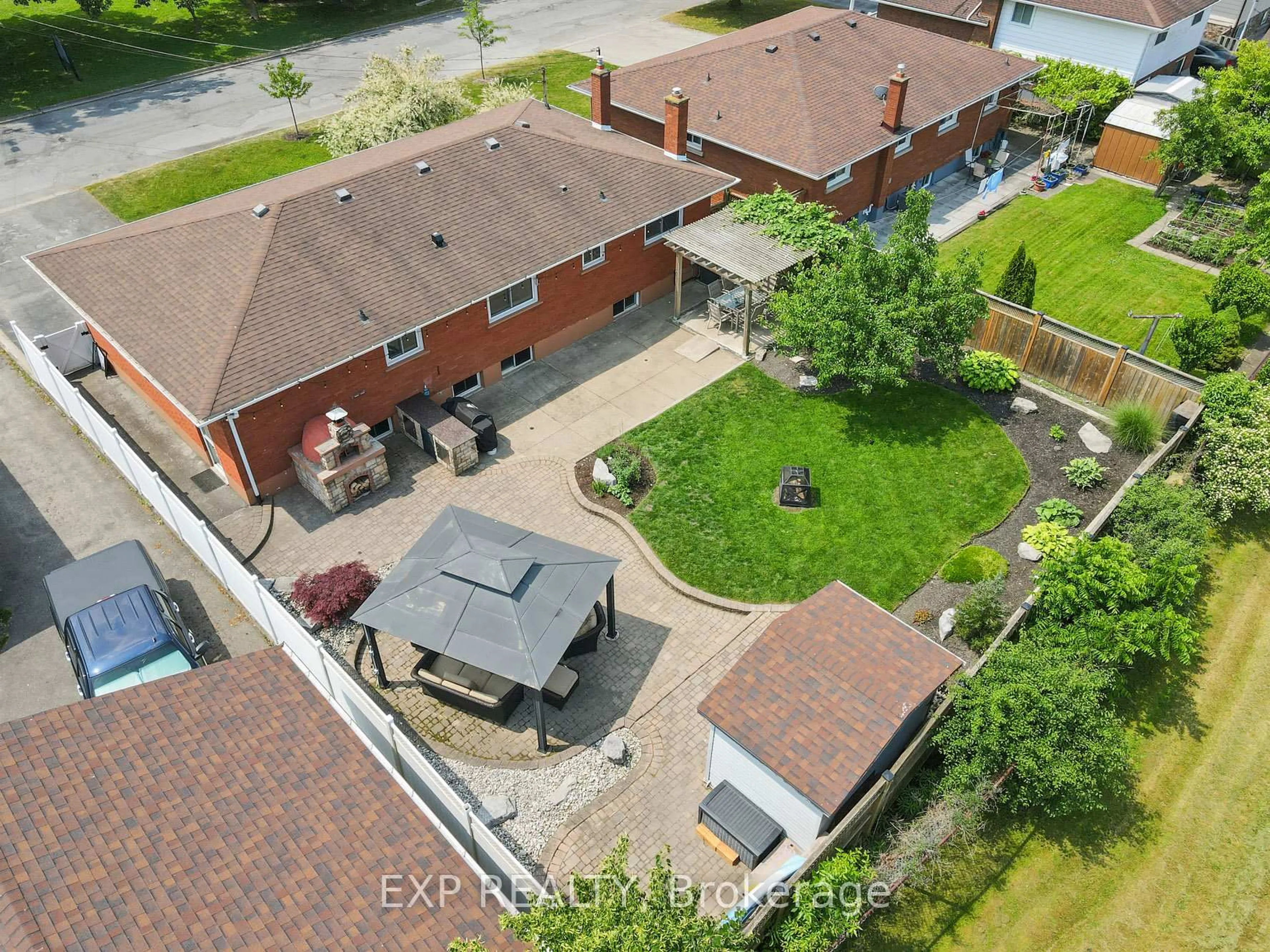 A pic from outside/outdoor area/front of a property/back of a property/a pic from drone, unknown for 653 LINCOLN St, Welland Ontario L3B 4R6