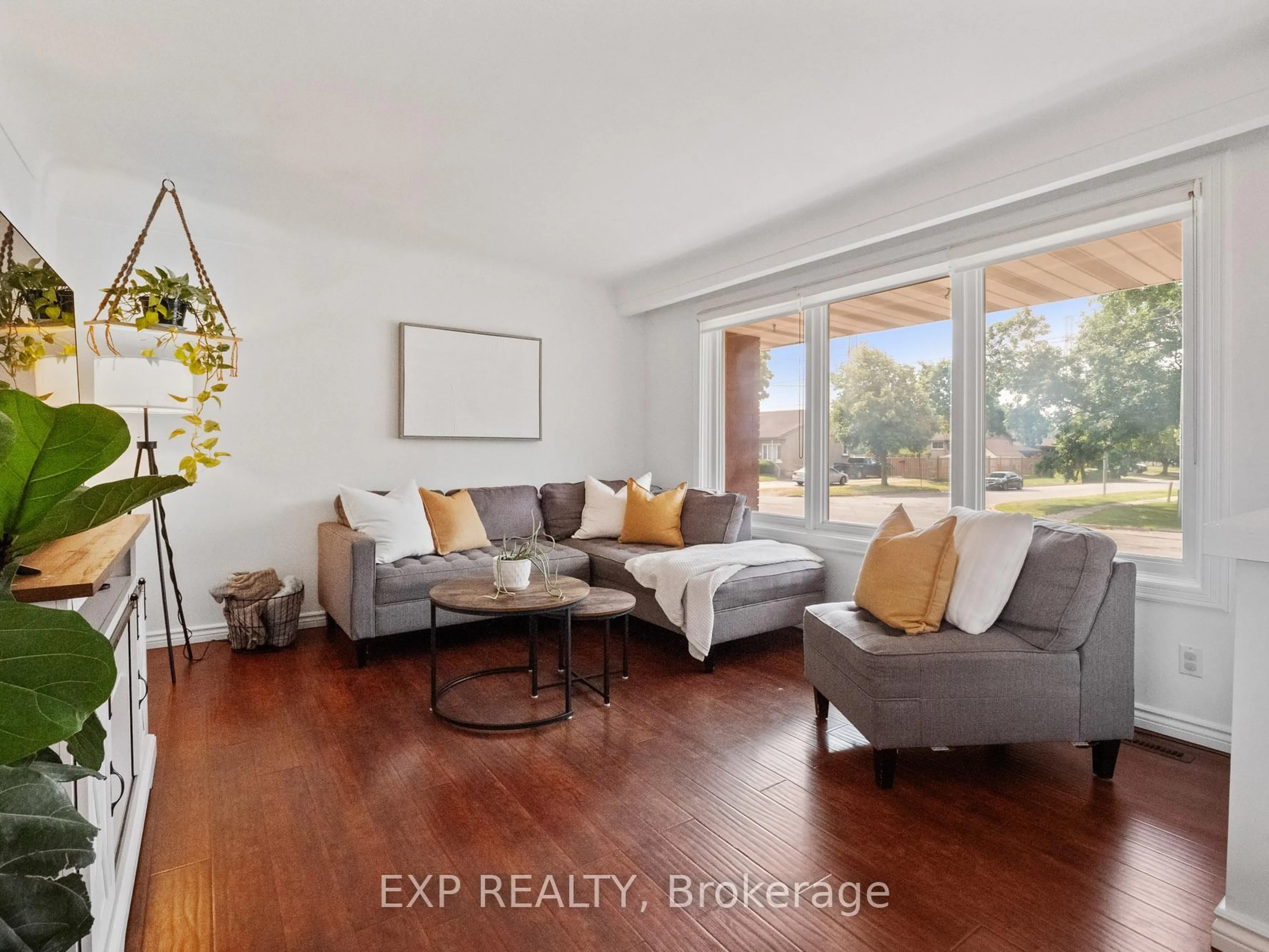 Living room with furniture, wood/laminate floor for 653 LINCOLN St, Welland Ontario L3B 4R6