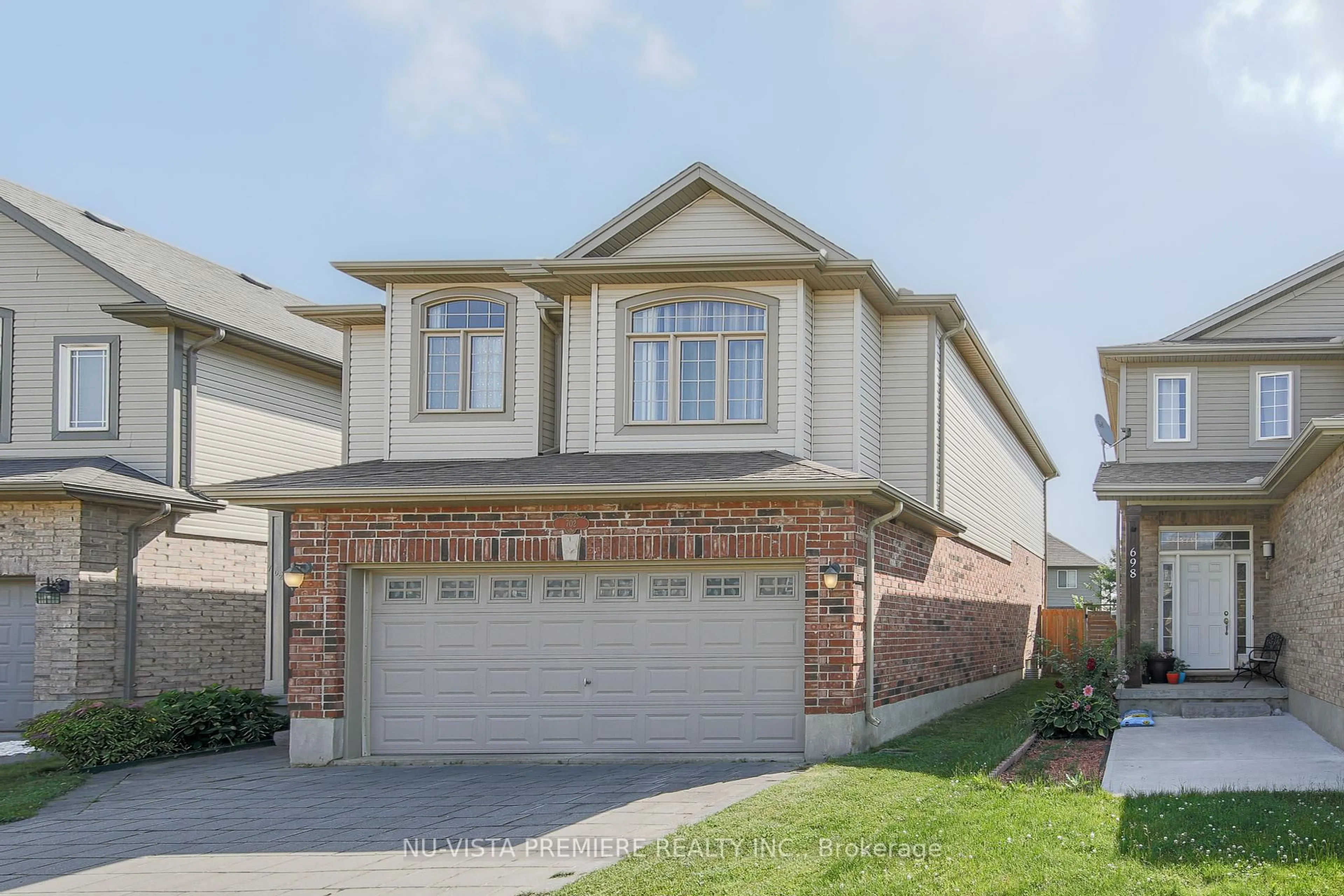 Home with vinyl exterior material, street for 702 Springwood Cres, London North Ontario N6G 0H8