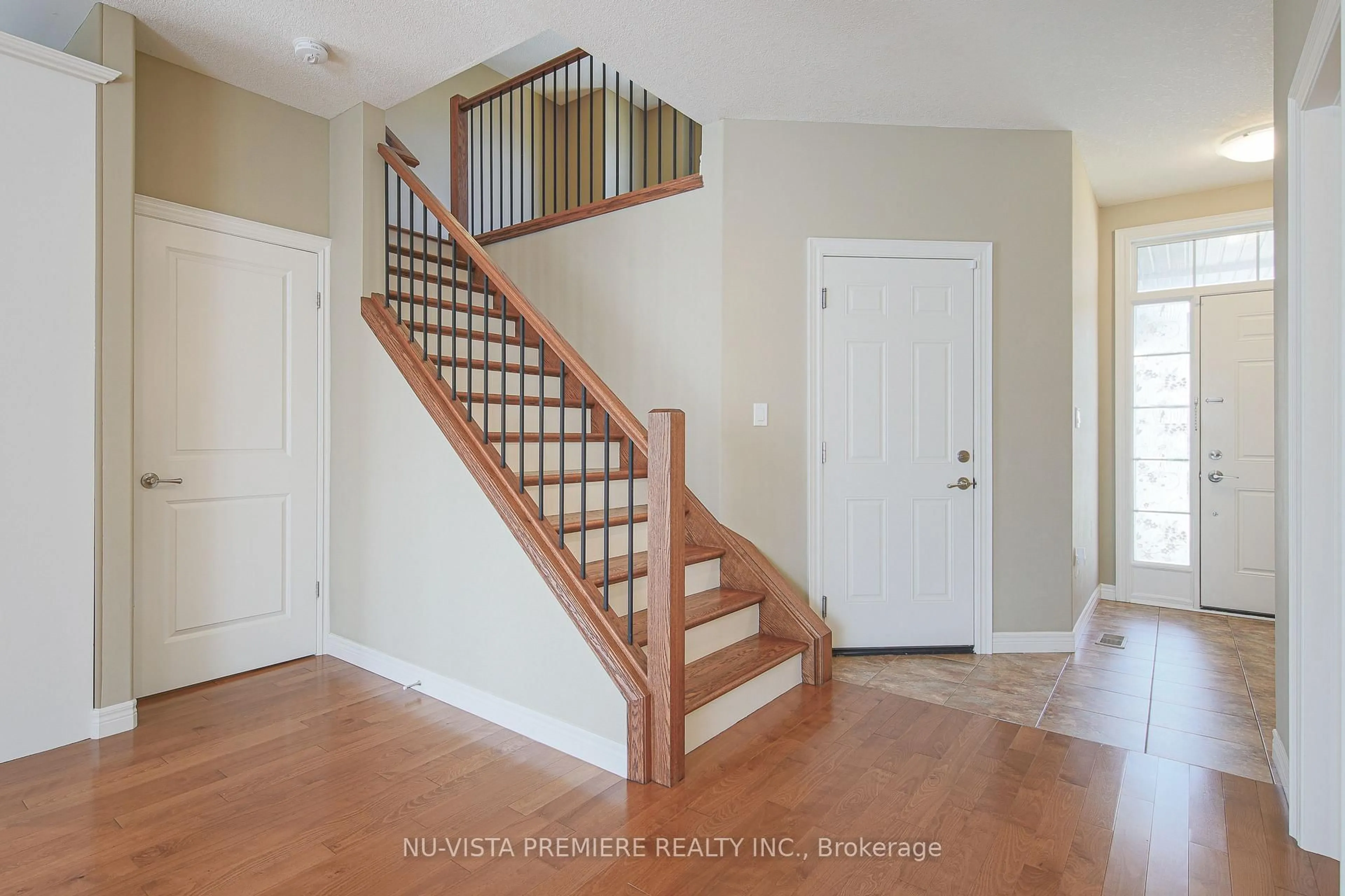 Indoor entryway for 702 Springwood Cres, London North Ontario N6G 0H8