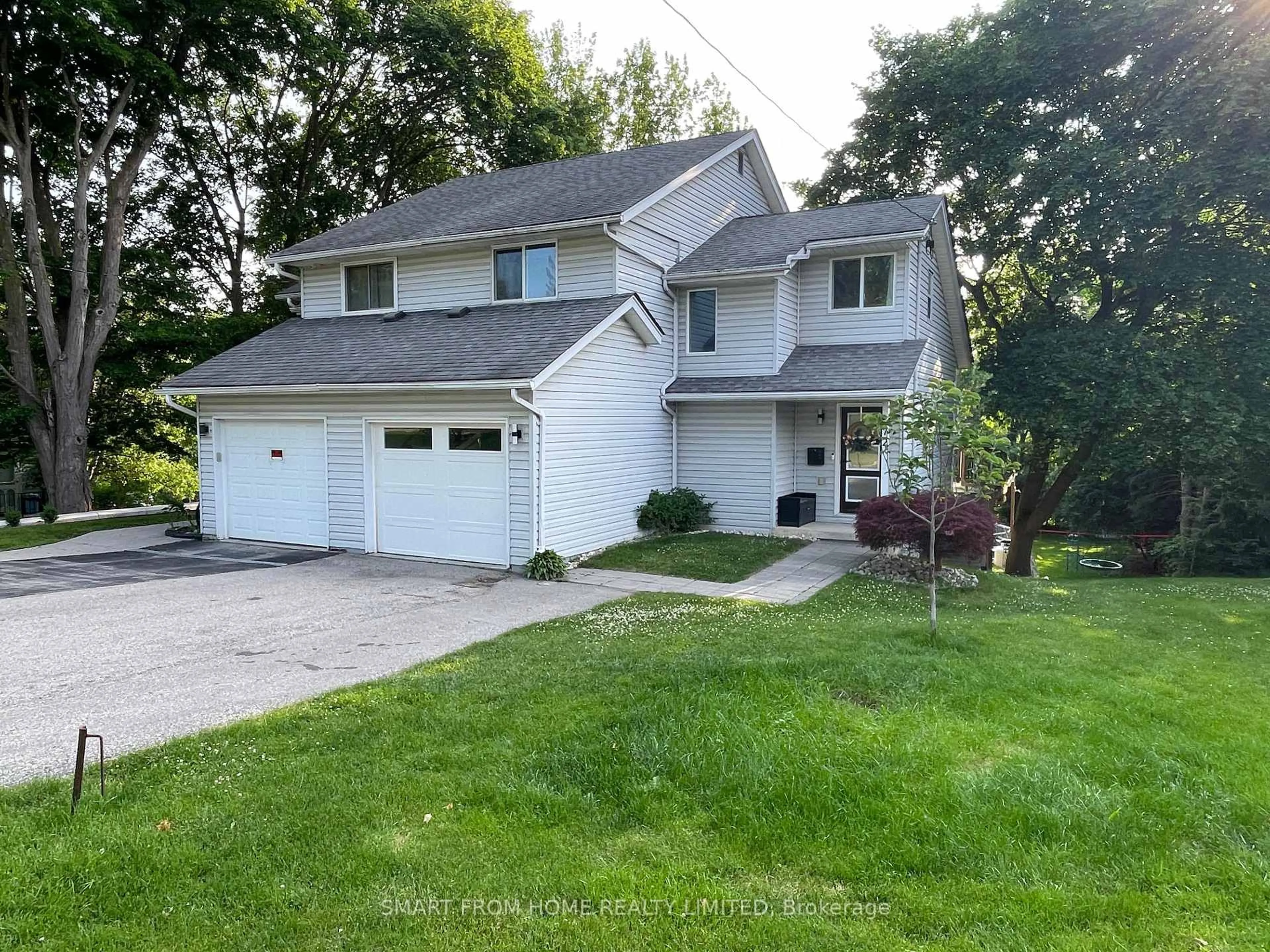 Home with vinyl exterior material, street for 172 Mckeand St, Ingersoll Ontario N5C 3H9