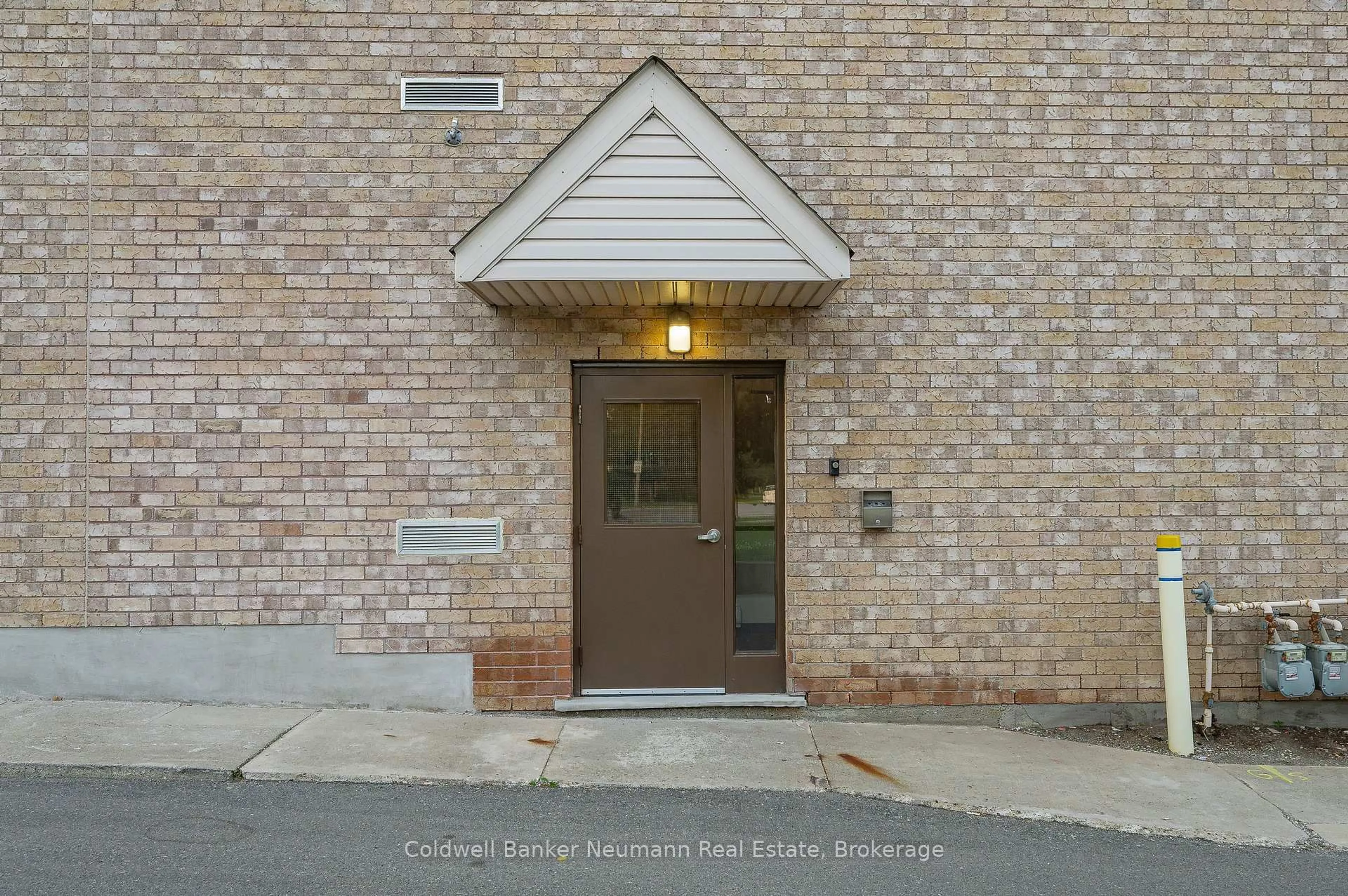 Indoor entryway for 1522 King St #101, Kitchener Ontario N2G 2P1