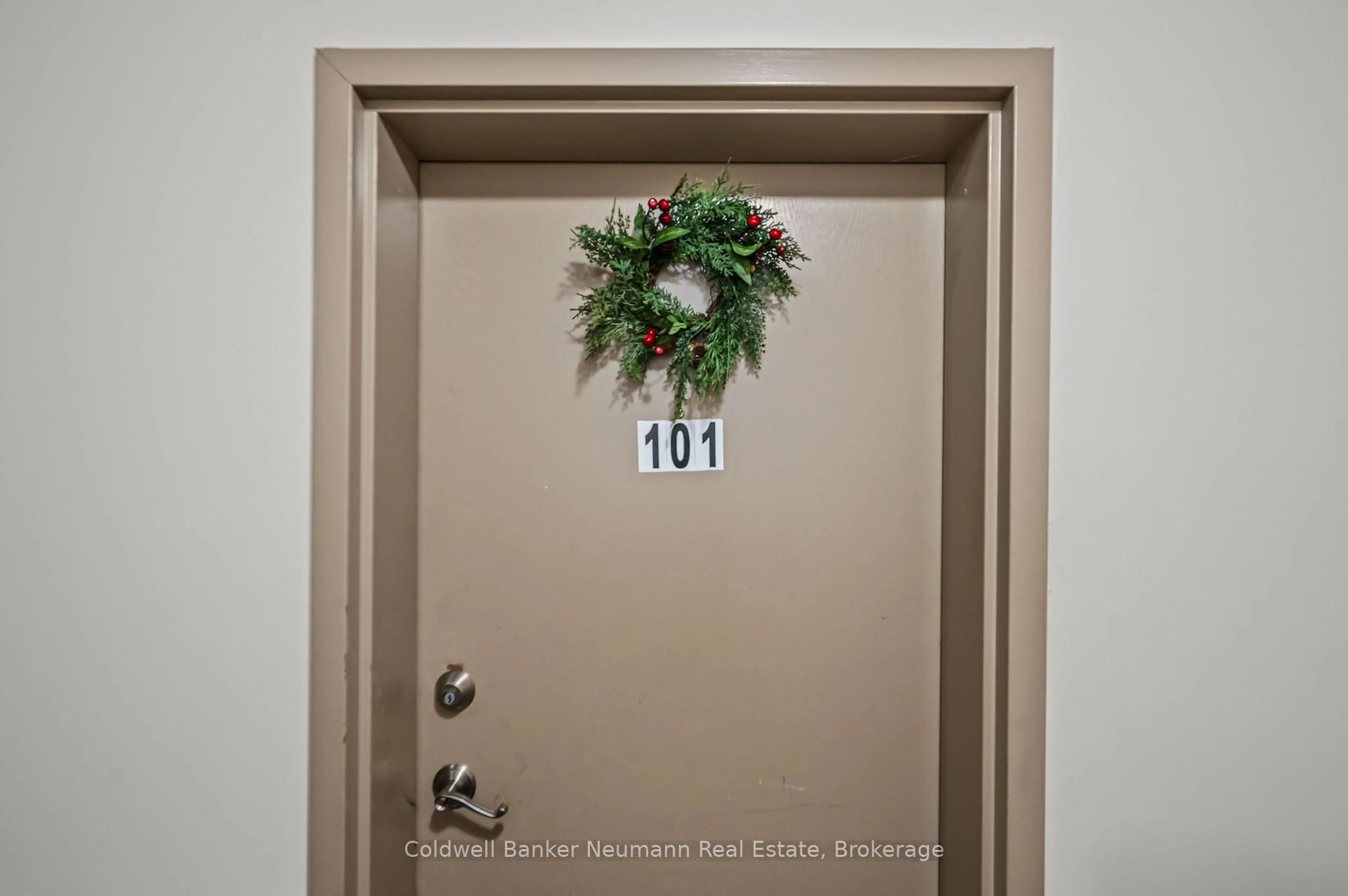 Indoor entryway for 1522 King St #101, Kitchener Ontario N2G 2P1