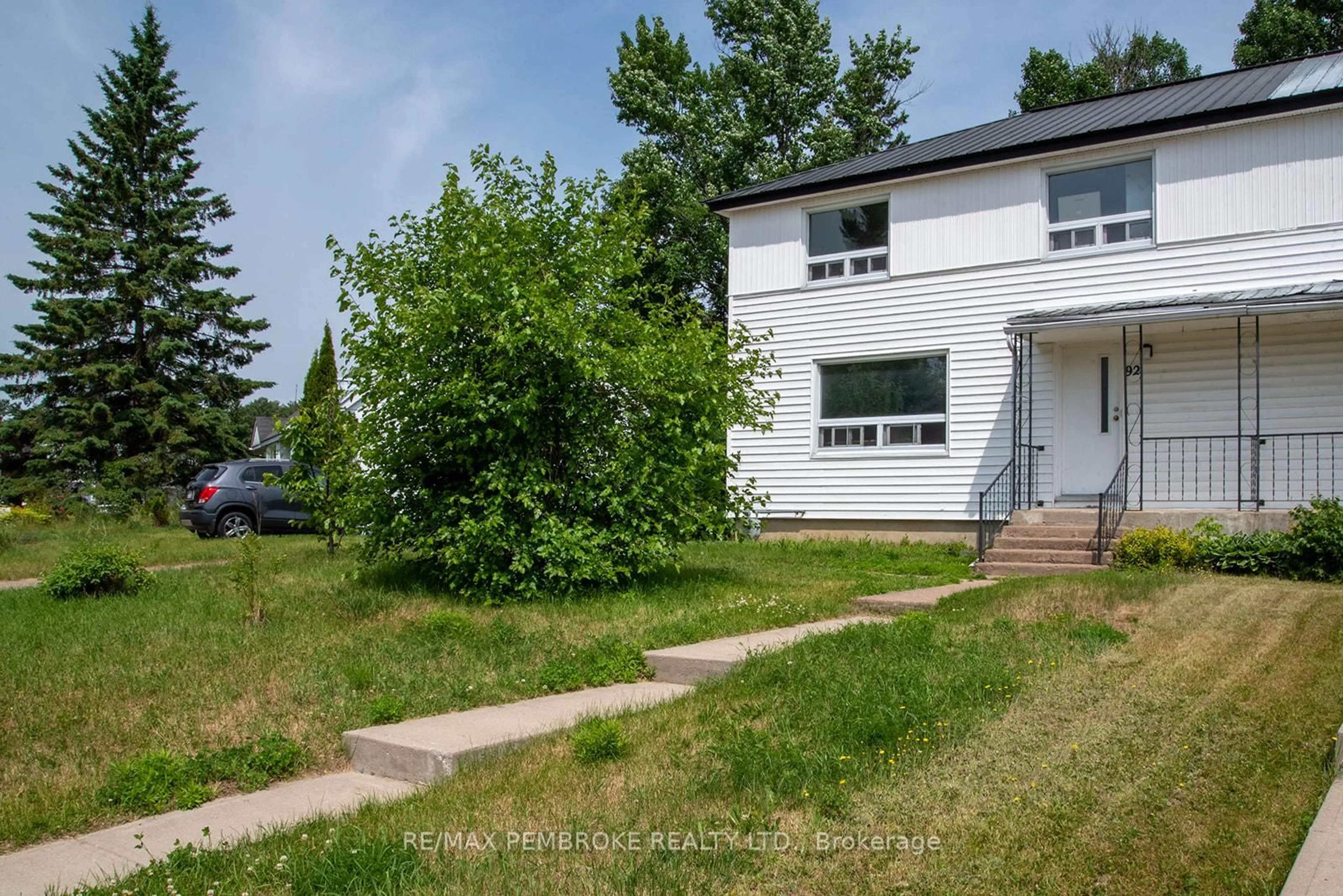A pic from outside/outdoor area/front of a property/back of a property/a pic from drone, street for 92 Algonquin St, Deep River Ontario K0J 1P0