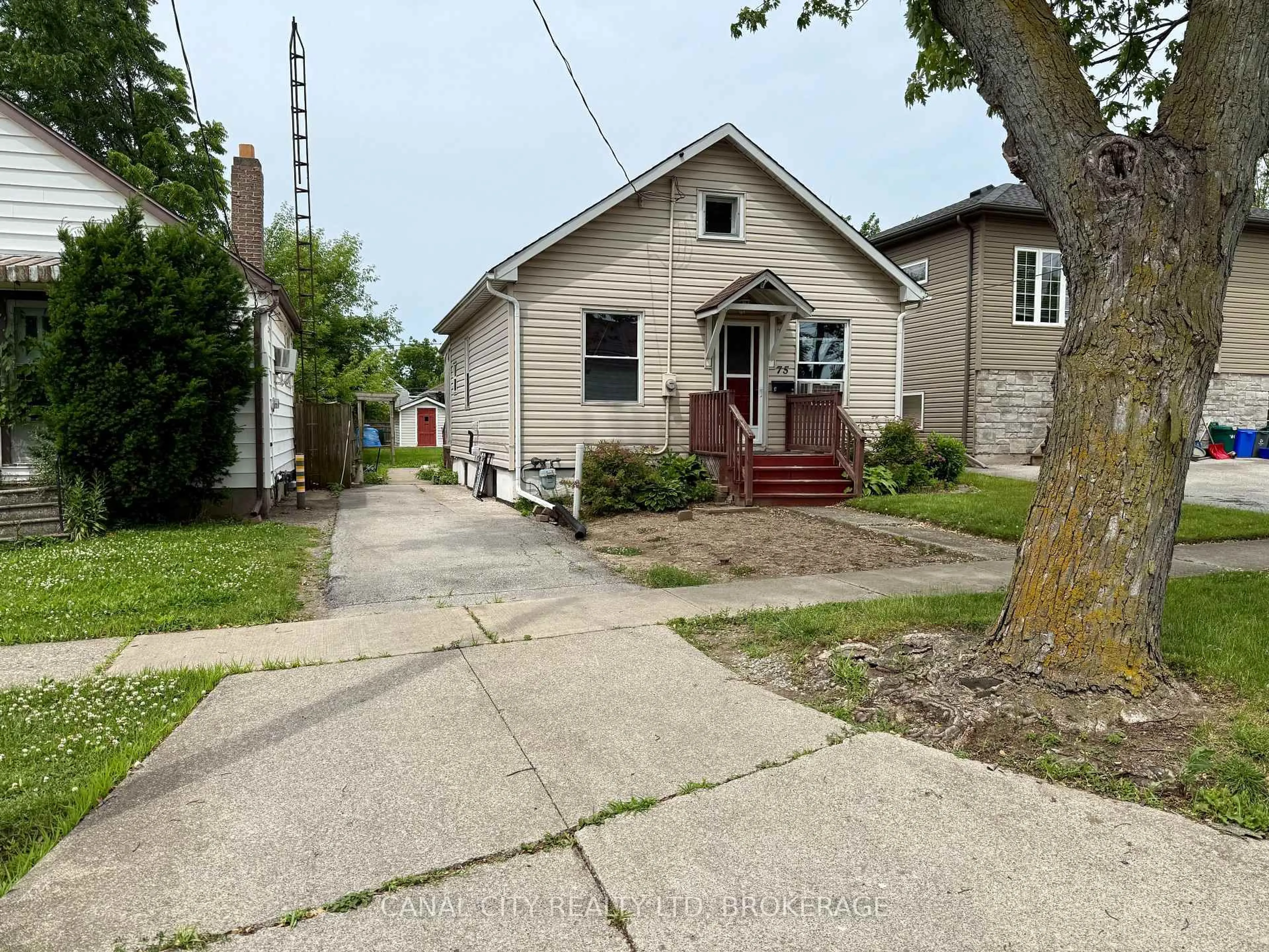 A pic from outside/outdoor area/front of a property/back of a property/a pic from drone, street for 75 West St, Thorold Ontario L2V 2S4