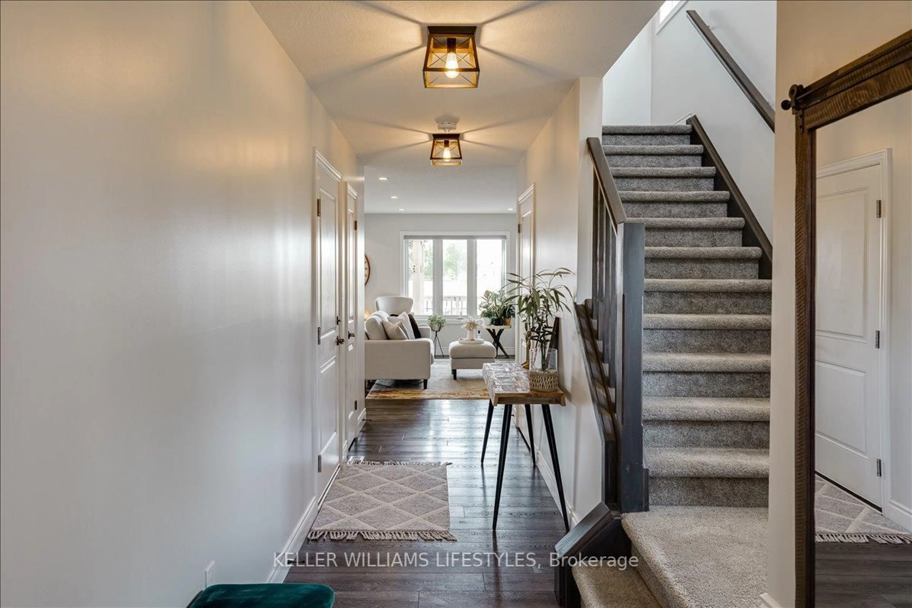 Indoor entryway for 100 GILMOUR Dr, Lucan Biddulph Ontario N0M 2J0
