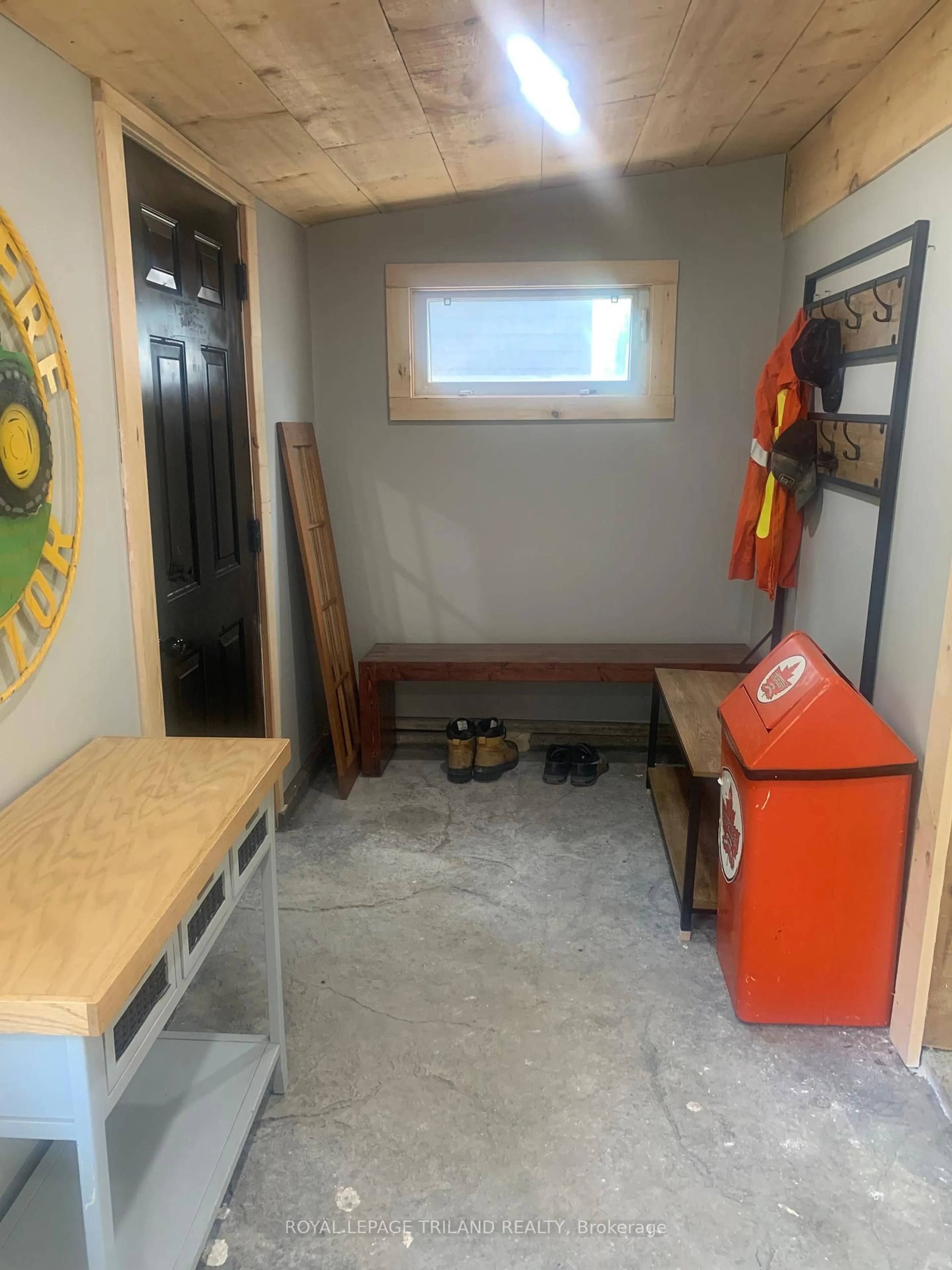 Indoor entryway for 642 PERCY St, London South Ontario N6C 2L7