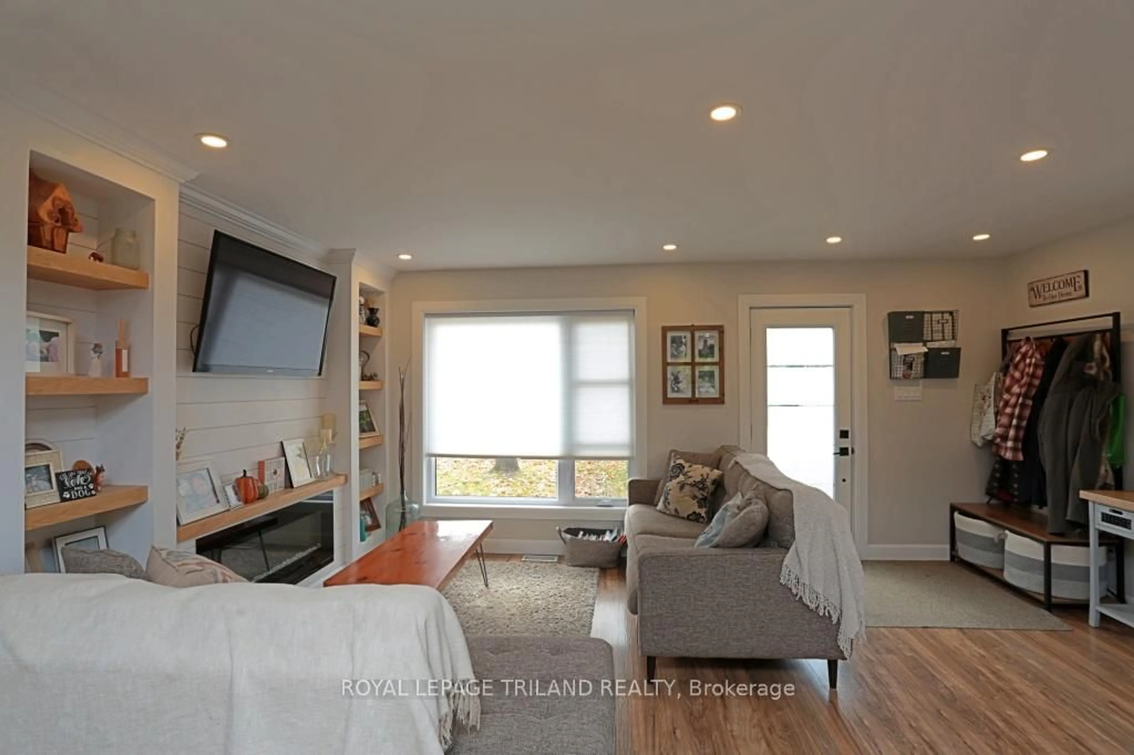 Living room with furniture, wood/laminate floor for 642 PERCY St, London South Ontario N6C 2L7