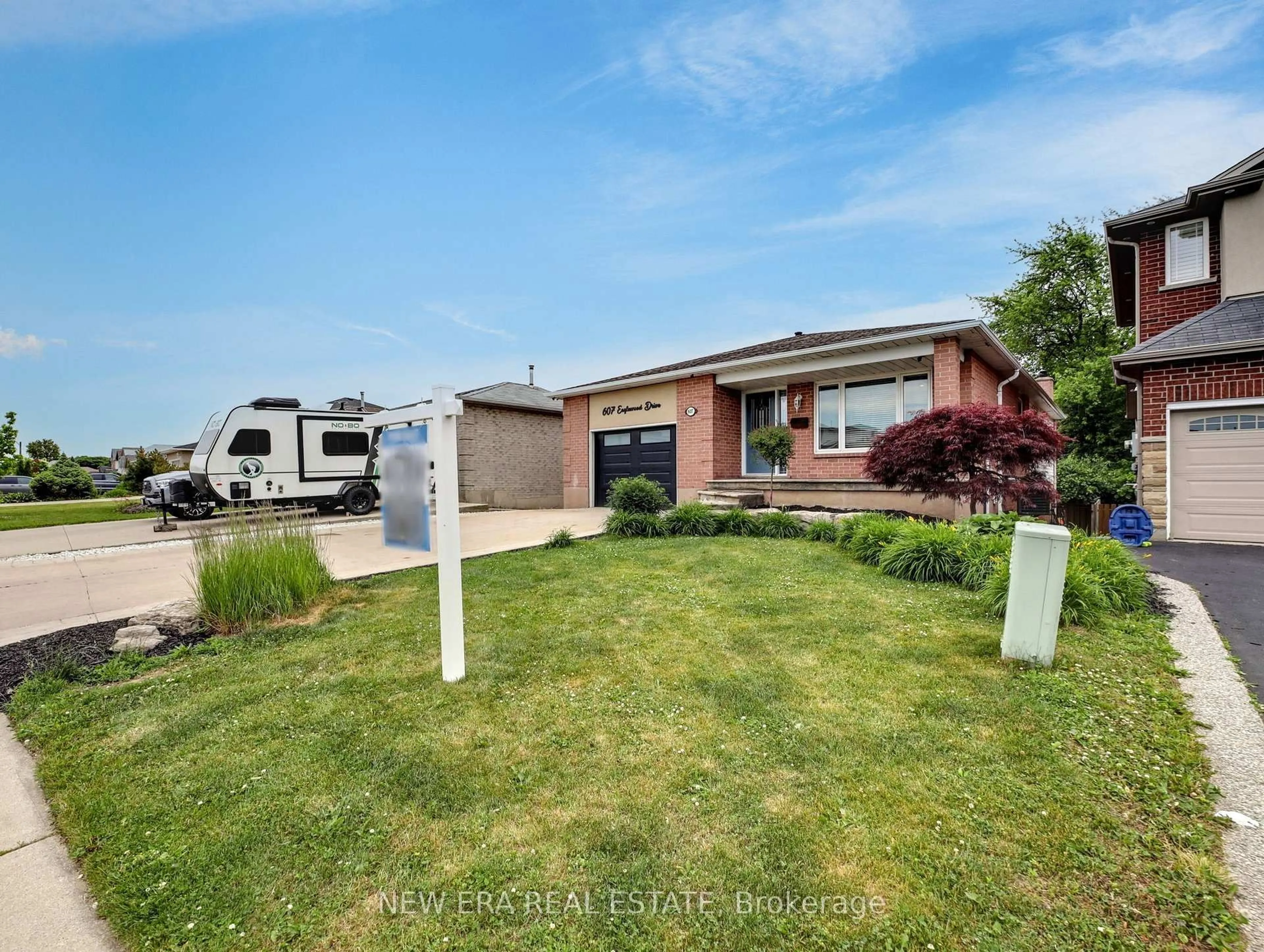 A pic from outside/outdoor area/front of a property/back of a property/a pic from drone, street for 607 Eaglewood Dr, Hamilton Ontario L8W 3J8