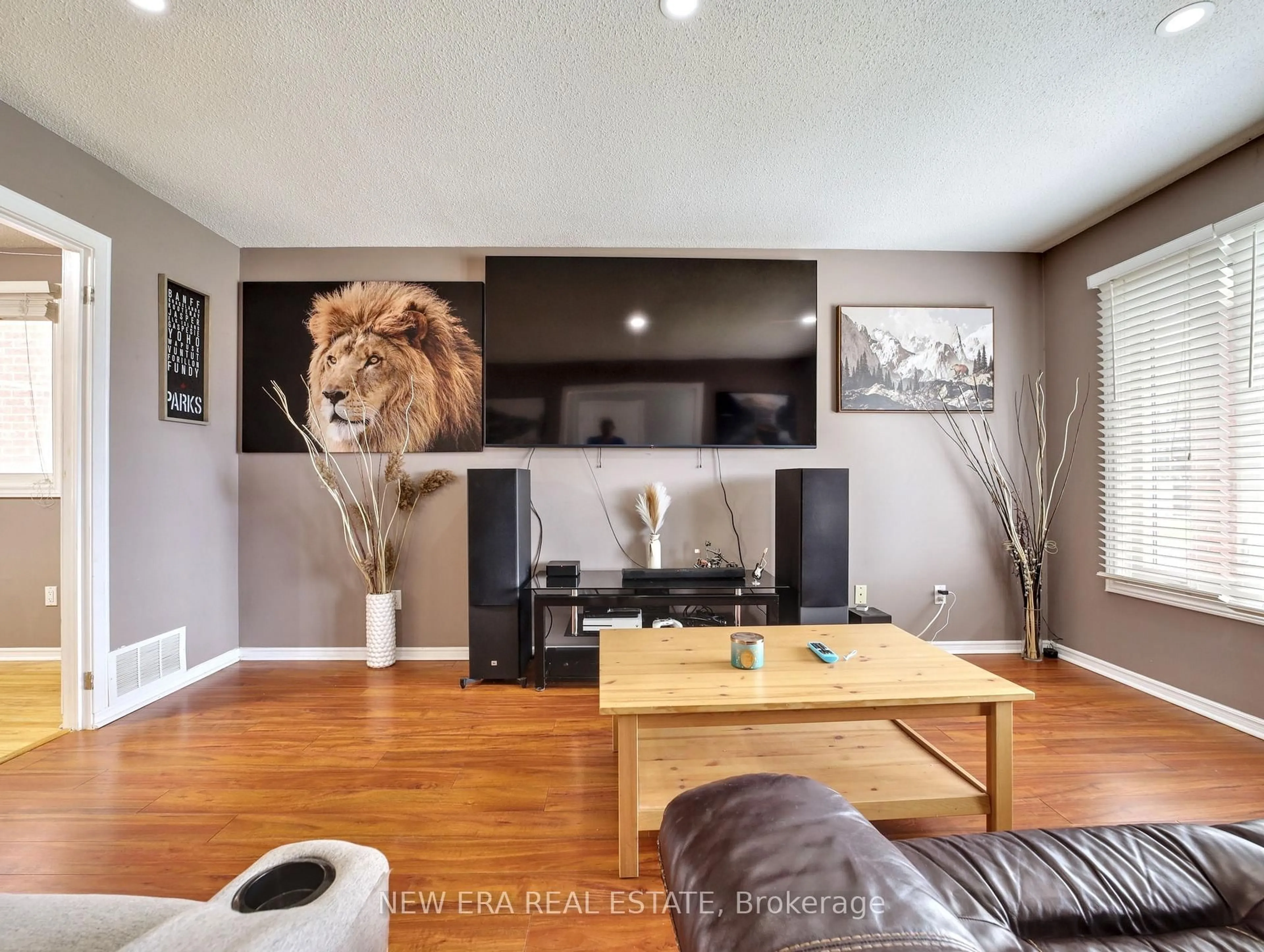 Living room with furniture, wood/laminate floor for 607 Eaglewood Dr, Hamilton Ontario L8W 3J8