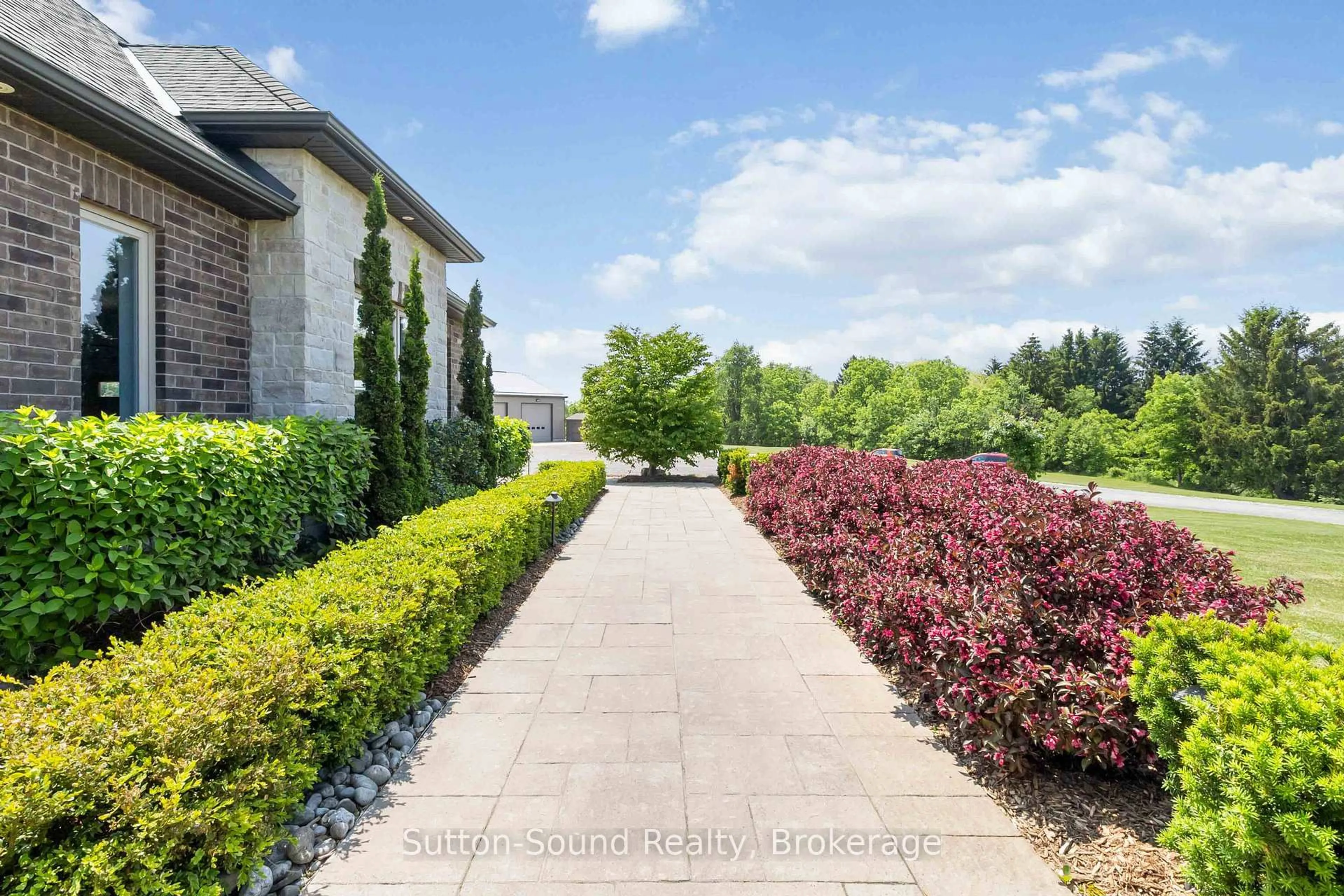 Patio, street for 407 Mcbay Rd, Brant Ontario N3T 5L4