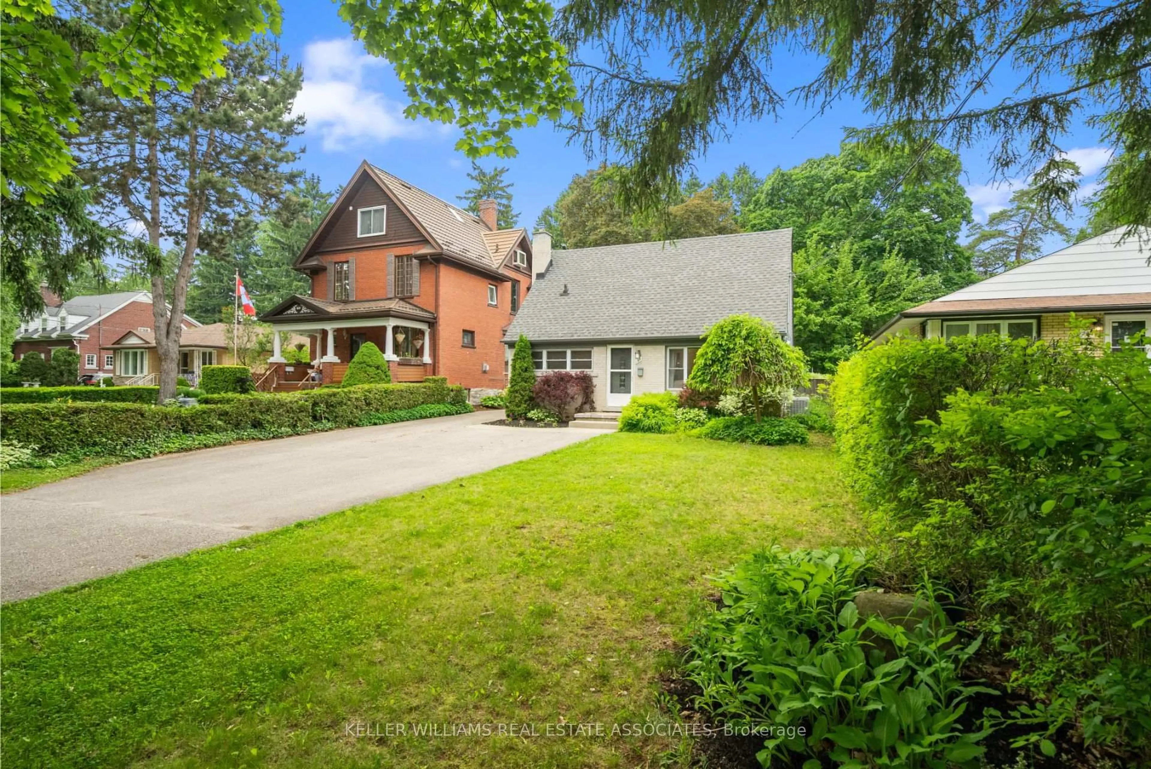 A pic from outside/outdoor area/front of a property/back of a property/a pic from drone, street for 196 Sheldon Ave, Kitchener Ontario N2H 3M8