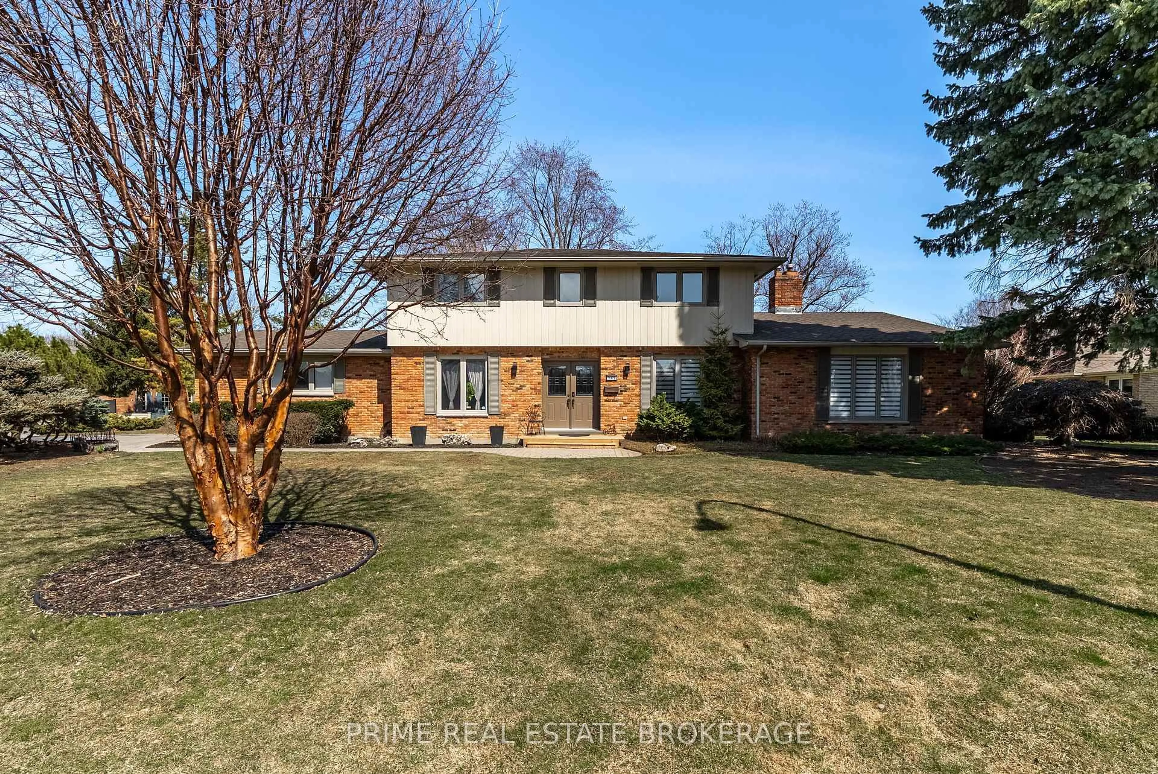 A pic from outside/outdoor area/front of a property/back of a property/a pic from drone, street for 147 Crystal Dr, Chatham-Kent Ontario N7M 3C8