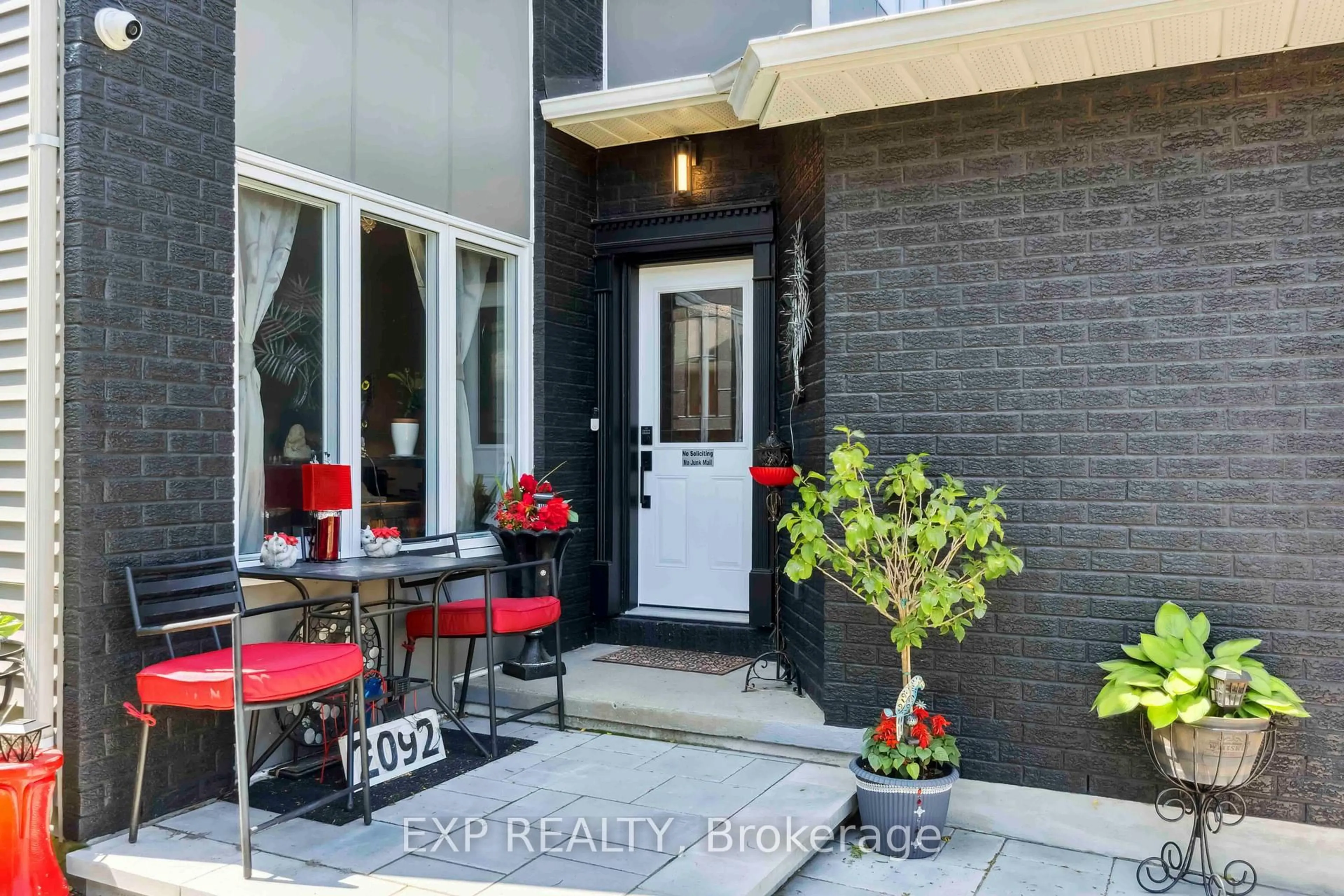 Indoor entryway for 2092 Legrand Cres, Ottawa Ontario K1E 3T6