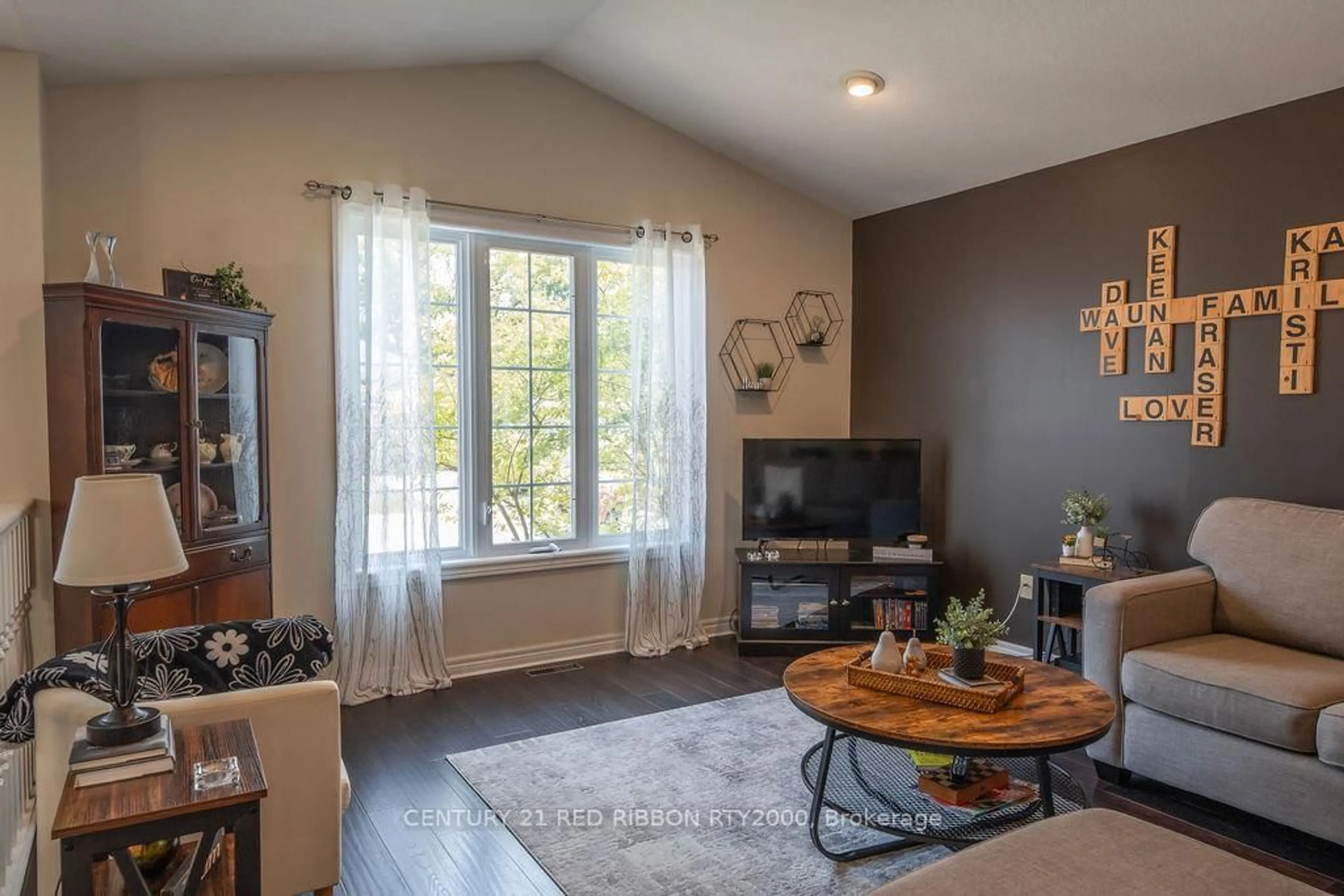 Living room with furniture, wood/laminate floor for 92 Ridge St, Strathroy-Caradoc Ontario N7G 4K1