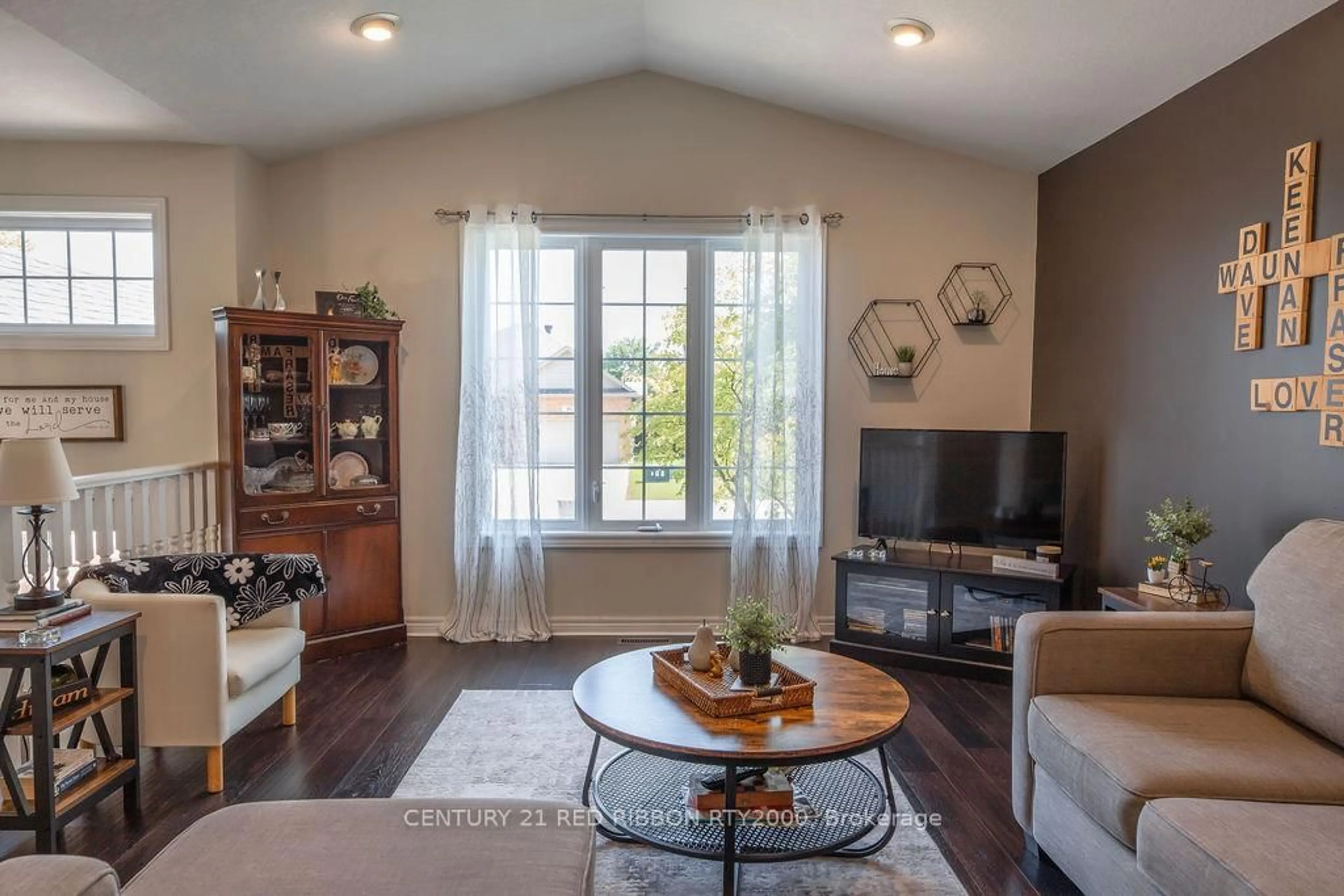 Living room with furniture, unknown for 92 Ridge St, Strathroy-Caradoc Ontario N7G 4K1