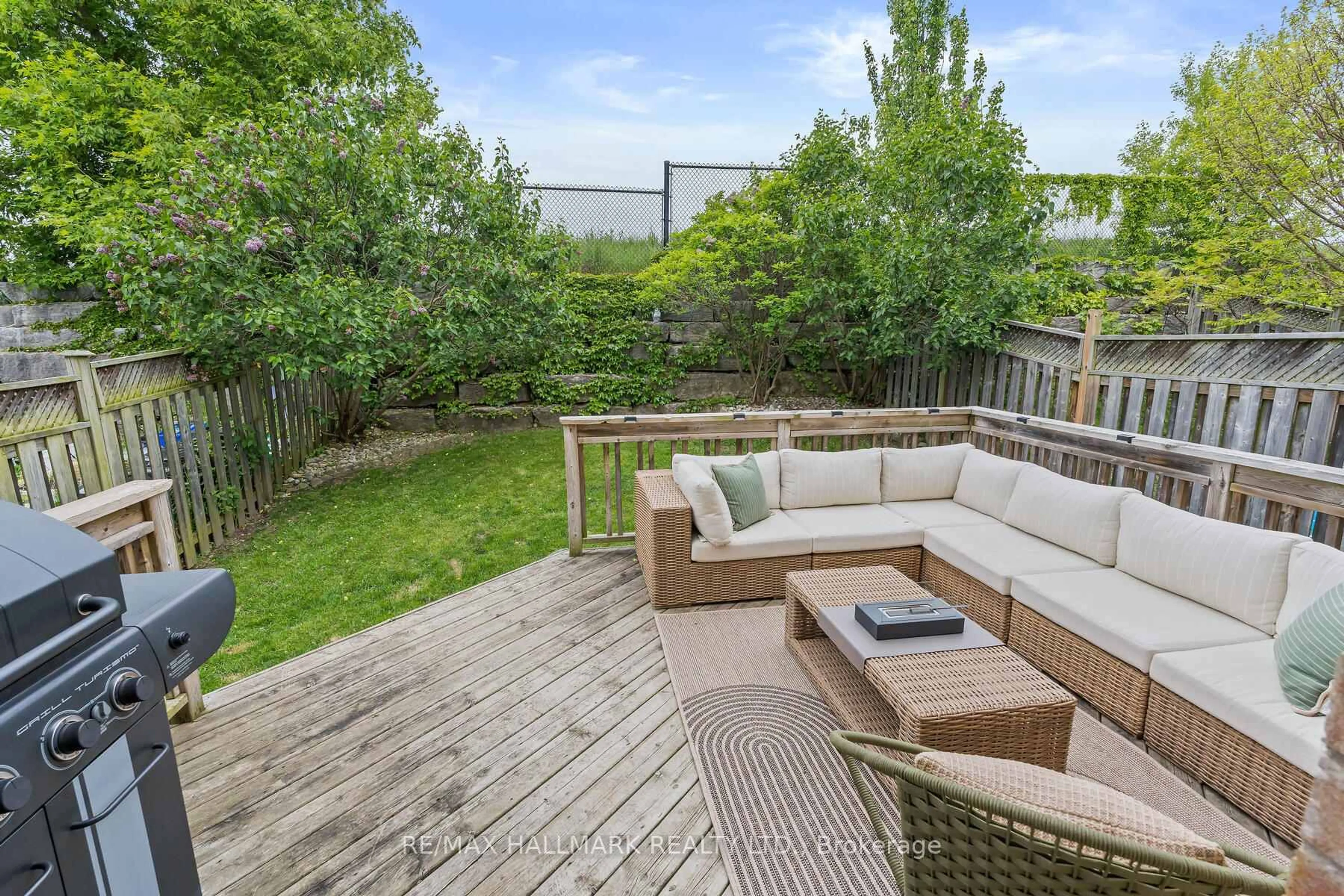 Patio, street for 47 Bloomington Dr, Cambridge Ontario N1P 1J5