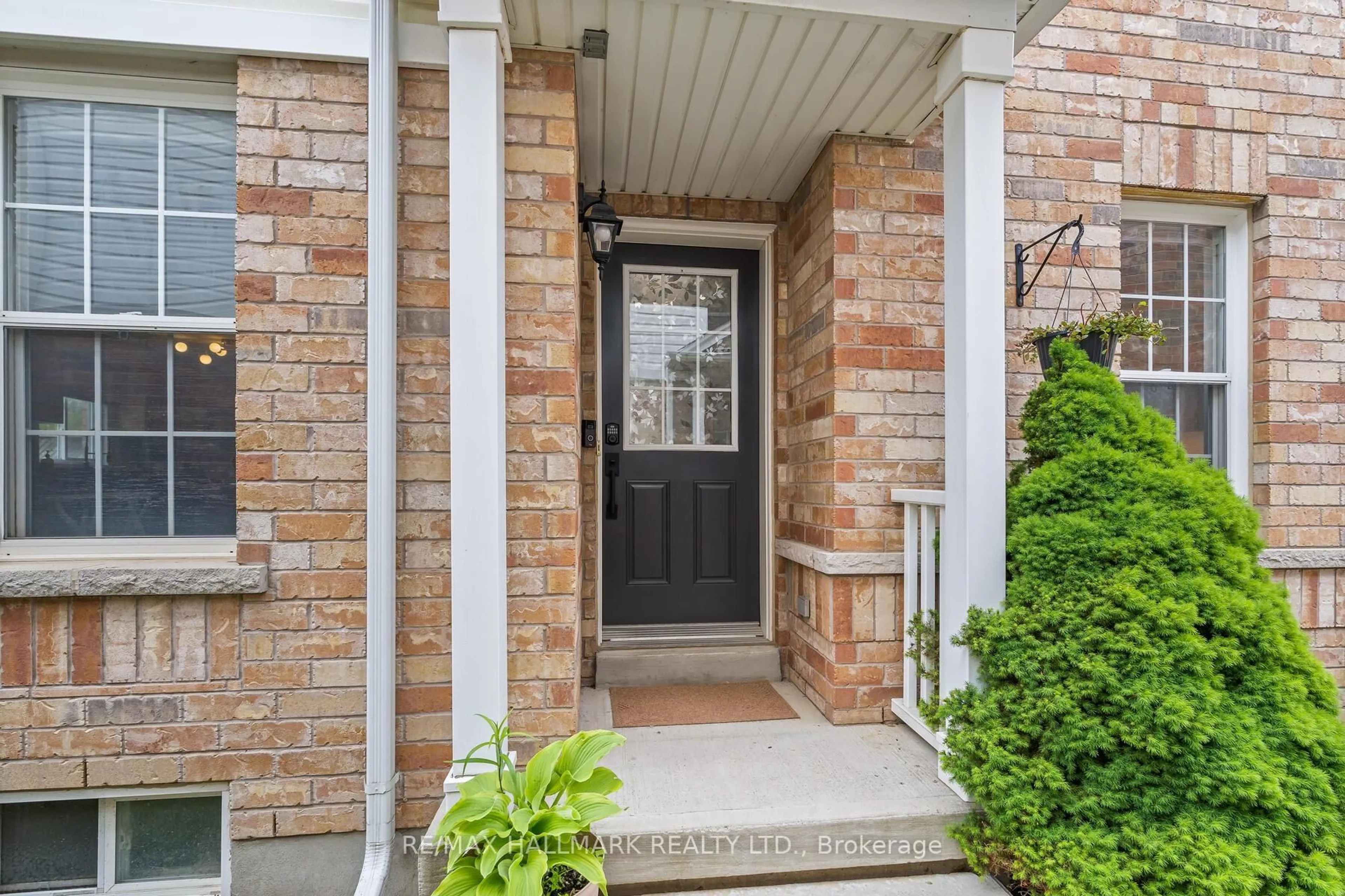 Indoor entryway for 47 Bloomington Dr, Cambridge Ontario N1P 1J5