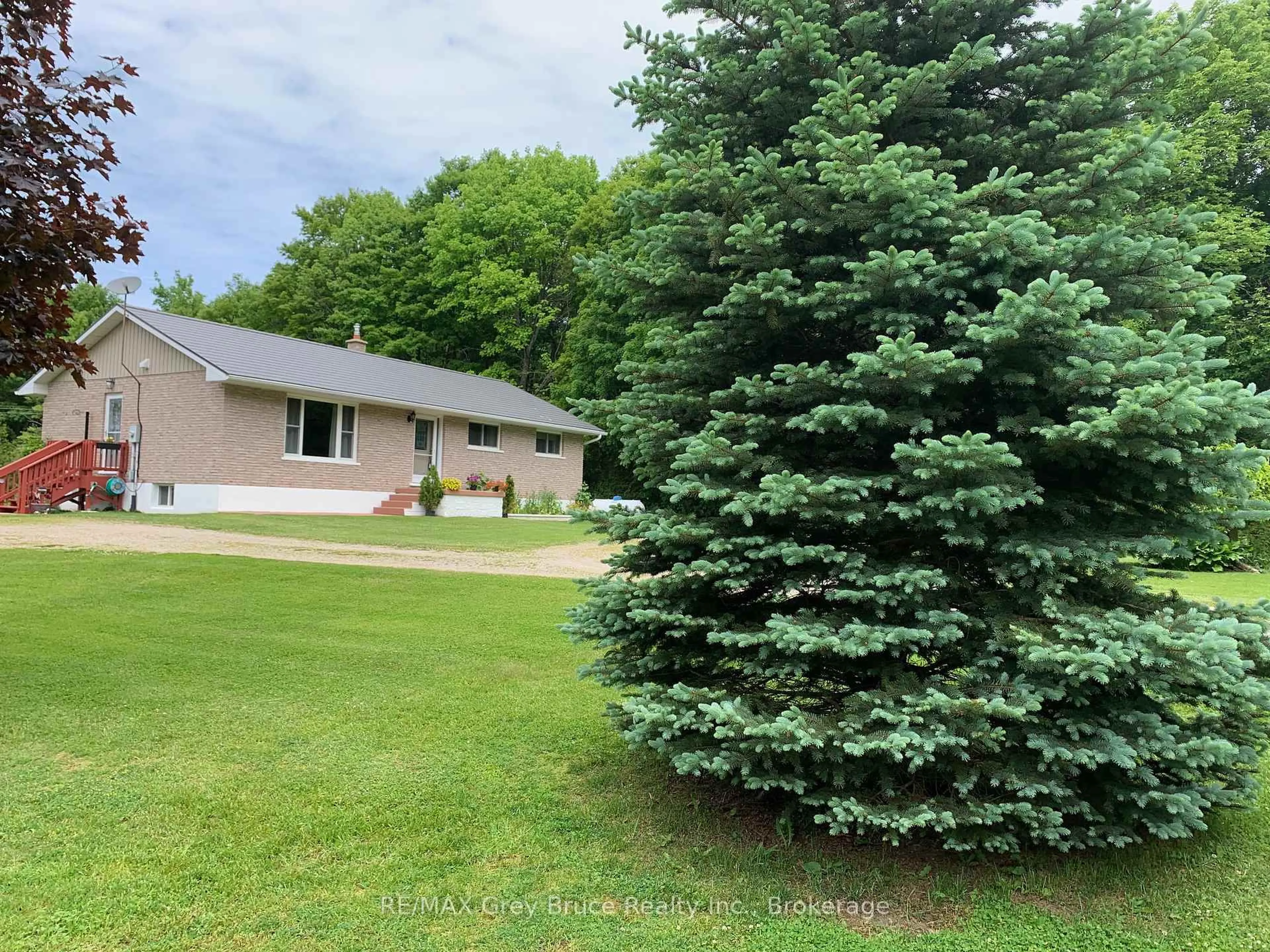 A pic from outside/outdoor area/front of a property/back of a property/a pic from drone, unknown for 362511 Lindenwood Rd, Georgian Bluffs Ontario N0H 2T0