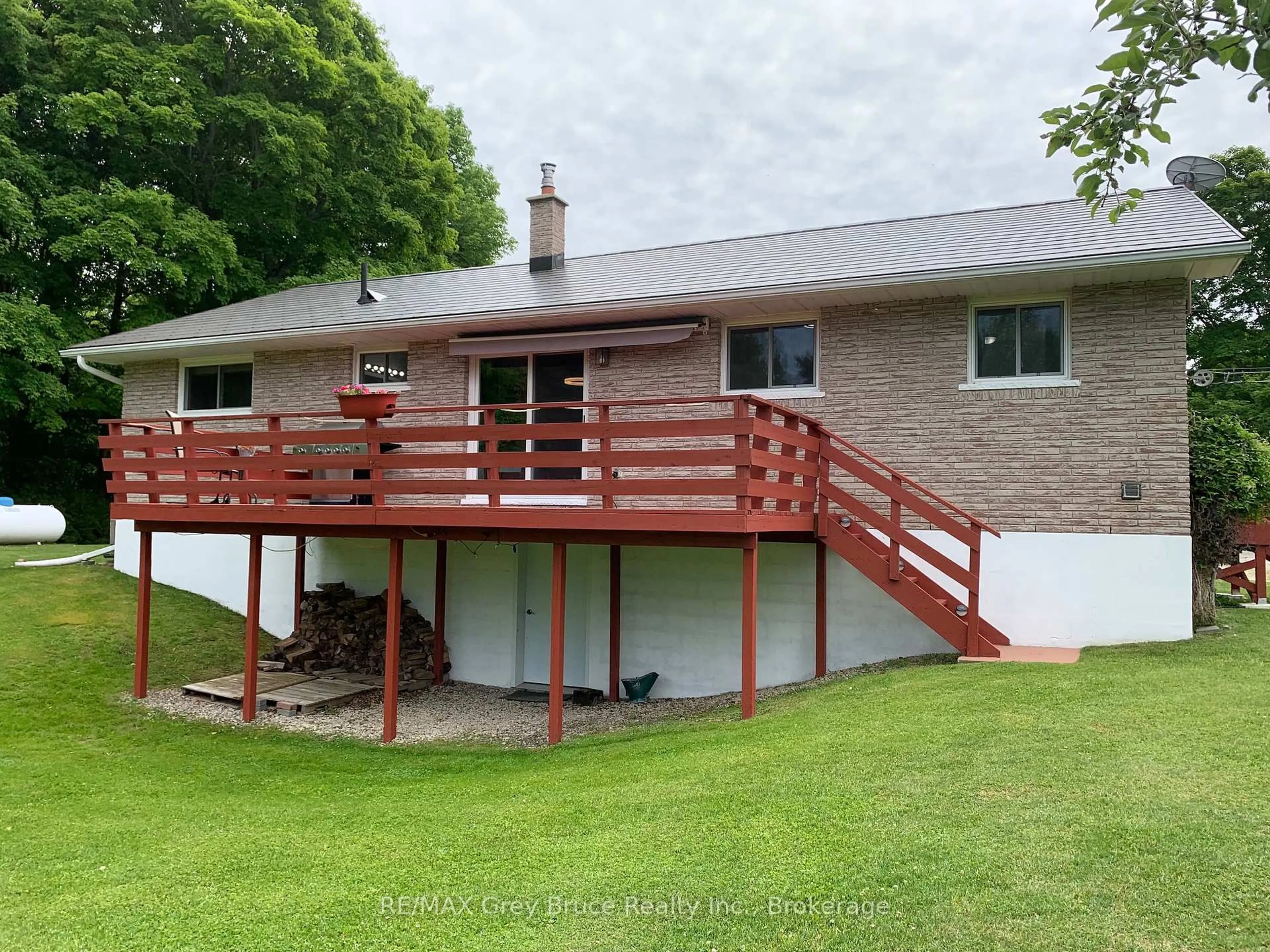 A pic from outside/outdoor area/front of a property/back of a property/a pic from drone, unknown for 362511 Lindenwood Rd, Georgian Bluffs Ontario N0H 2T0