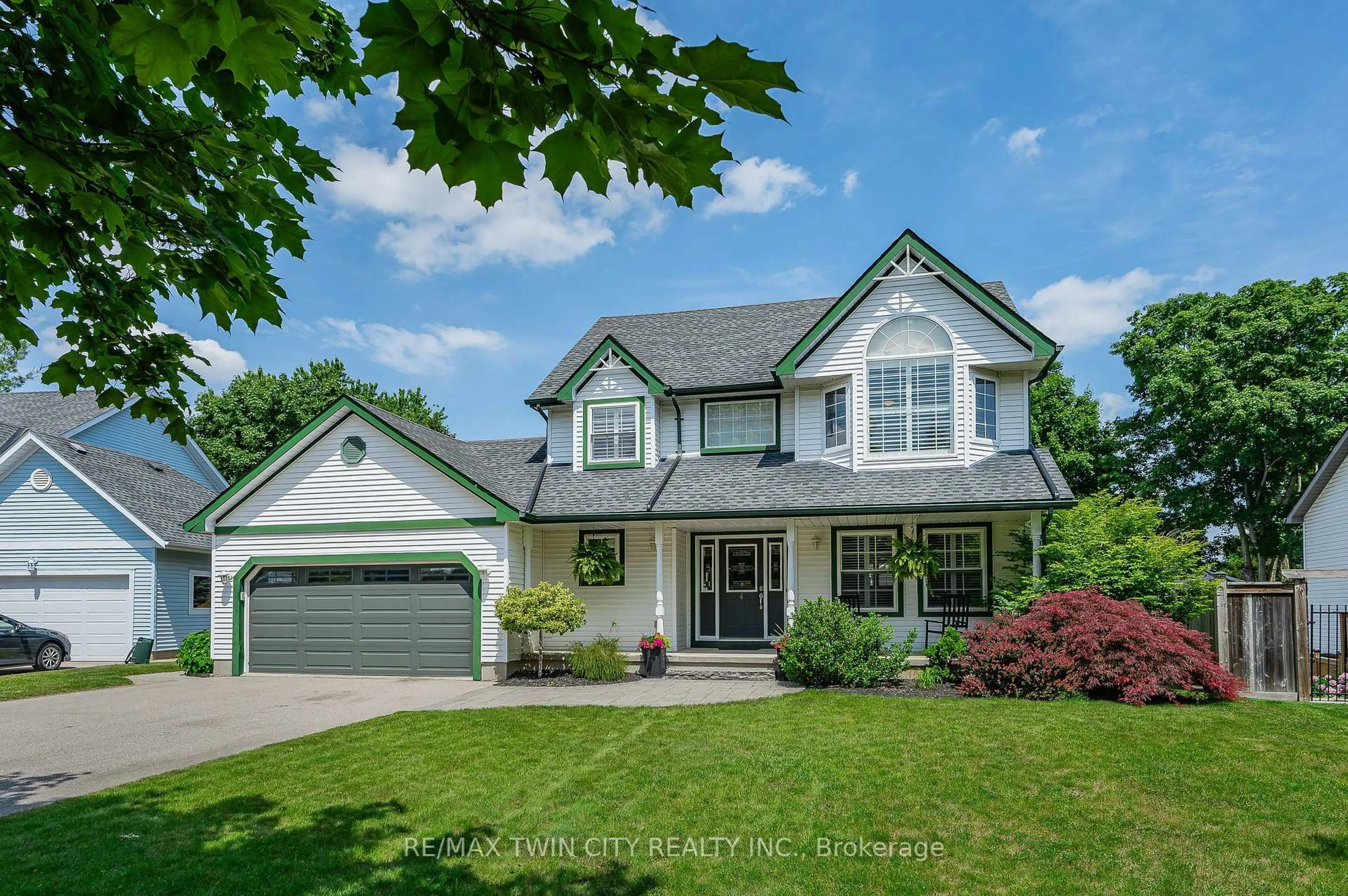 Home with vinyl exterior material, street for 4 Nith River Crt, North Dumfries Ontario N0B 1E0