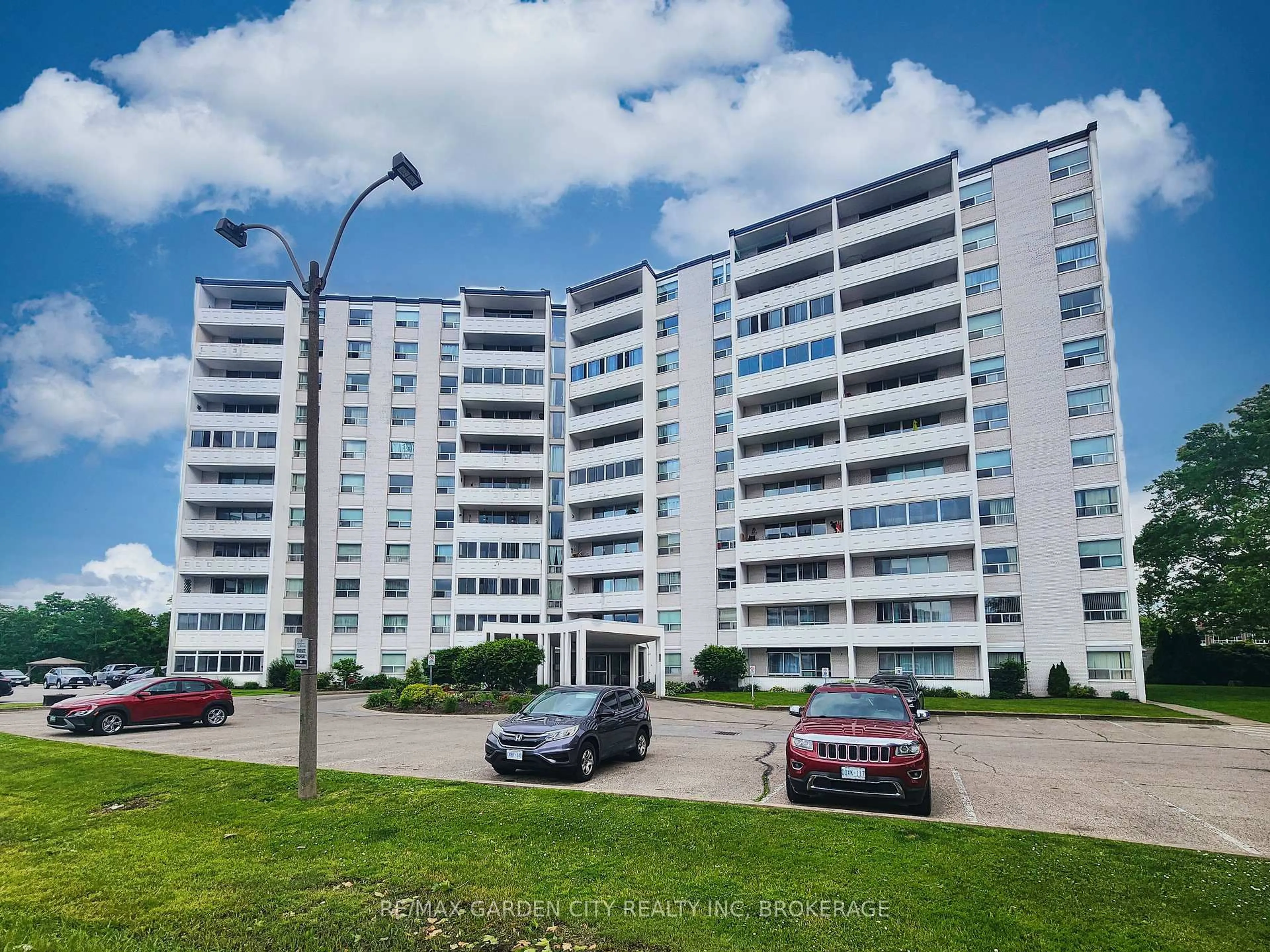 A pic from outside/outdoor area/front of a property/back of a property/a pic from drone, building for 35 Towering Heights Blvd #1002, St. Catharines Ontario L2T 3G8
