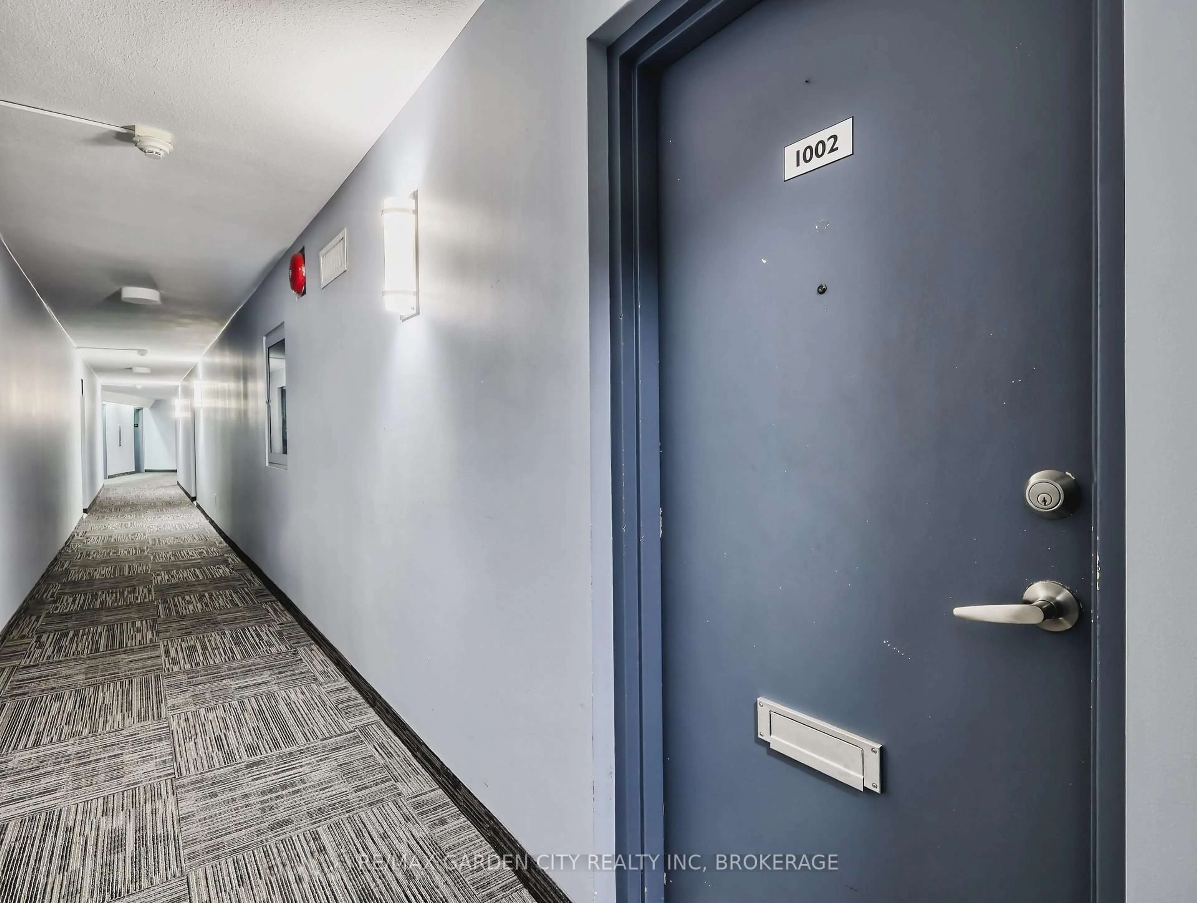 Indoor foyer for 35 Towering Heights Blvd #1002, St. Catharines Ontario L2T 3G8