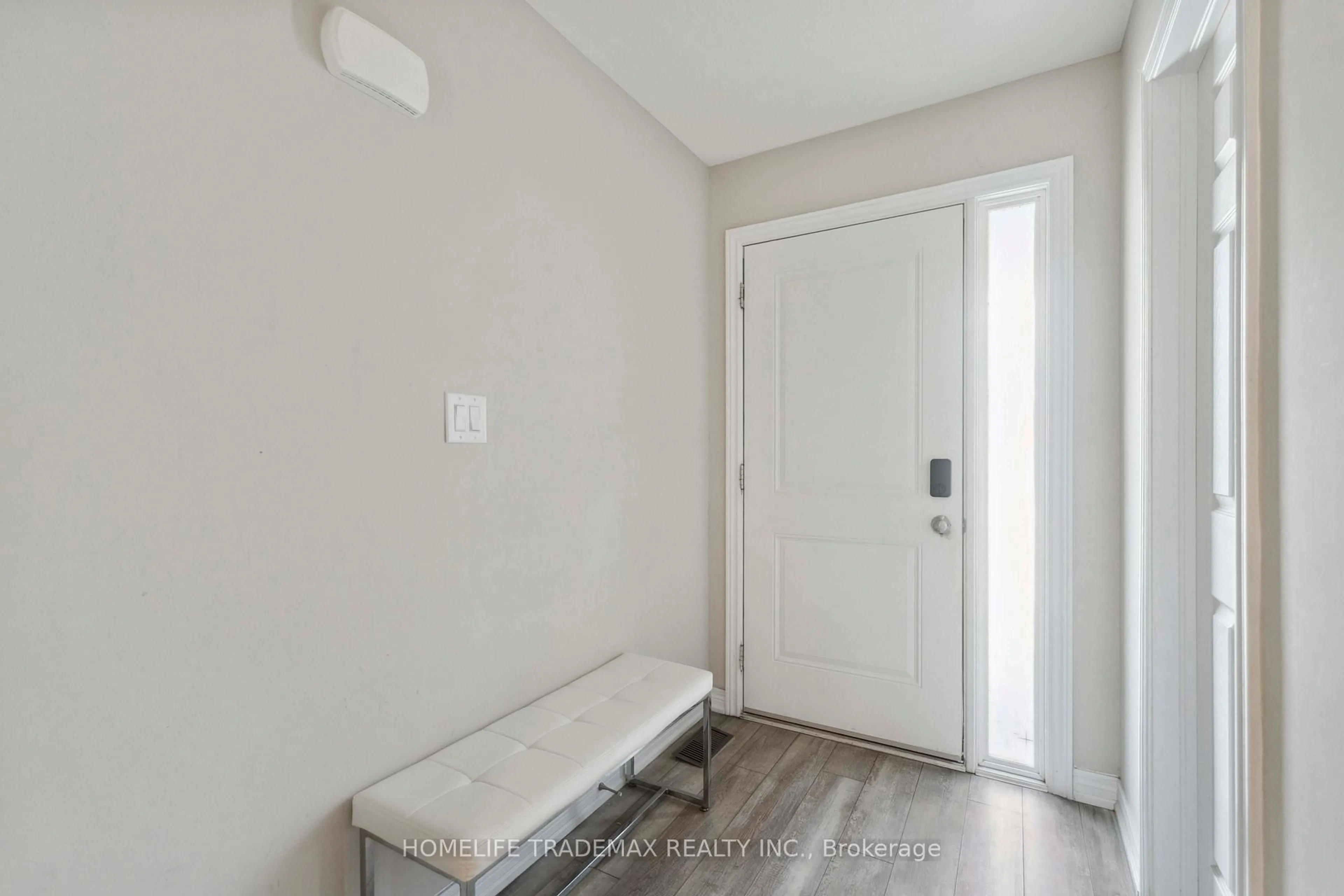 Indoor entryway for 60 Canterbury Dr #20, St. Catharines Ontario L2P 3M8