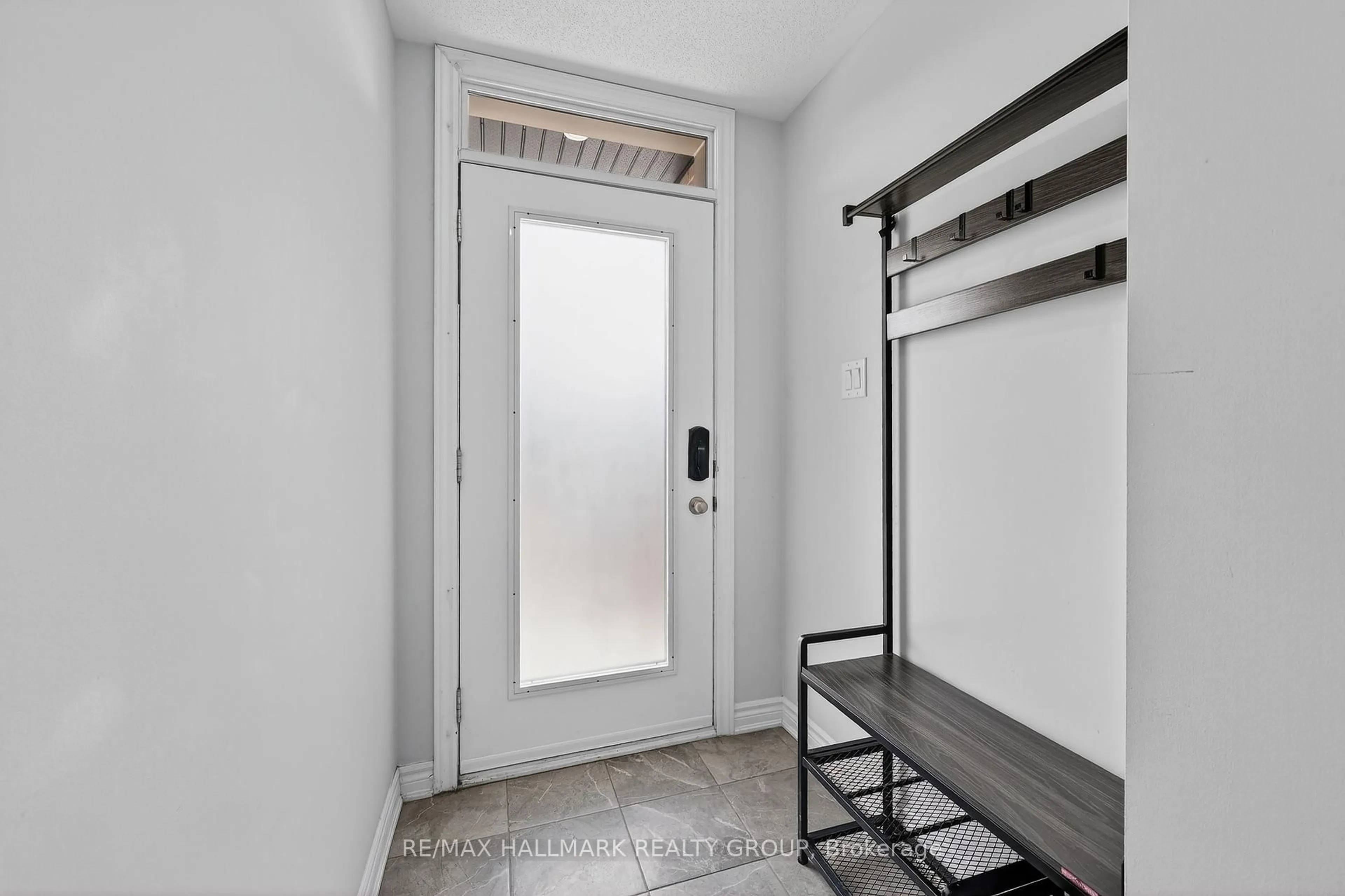 Indoor entryway for 551 Takamose Private, Ottawa Ontario K1K 5A5