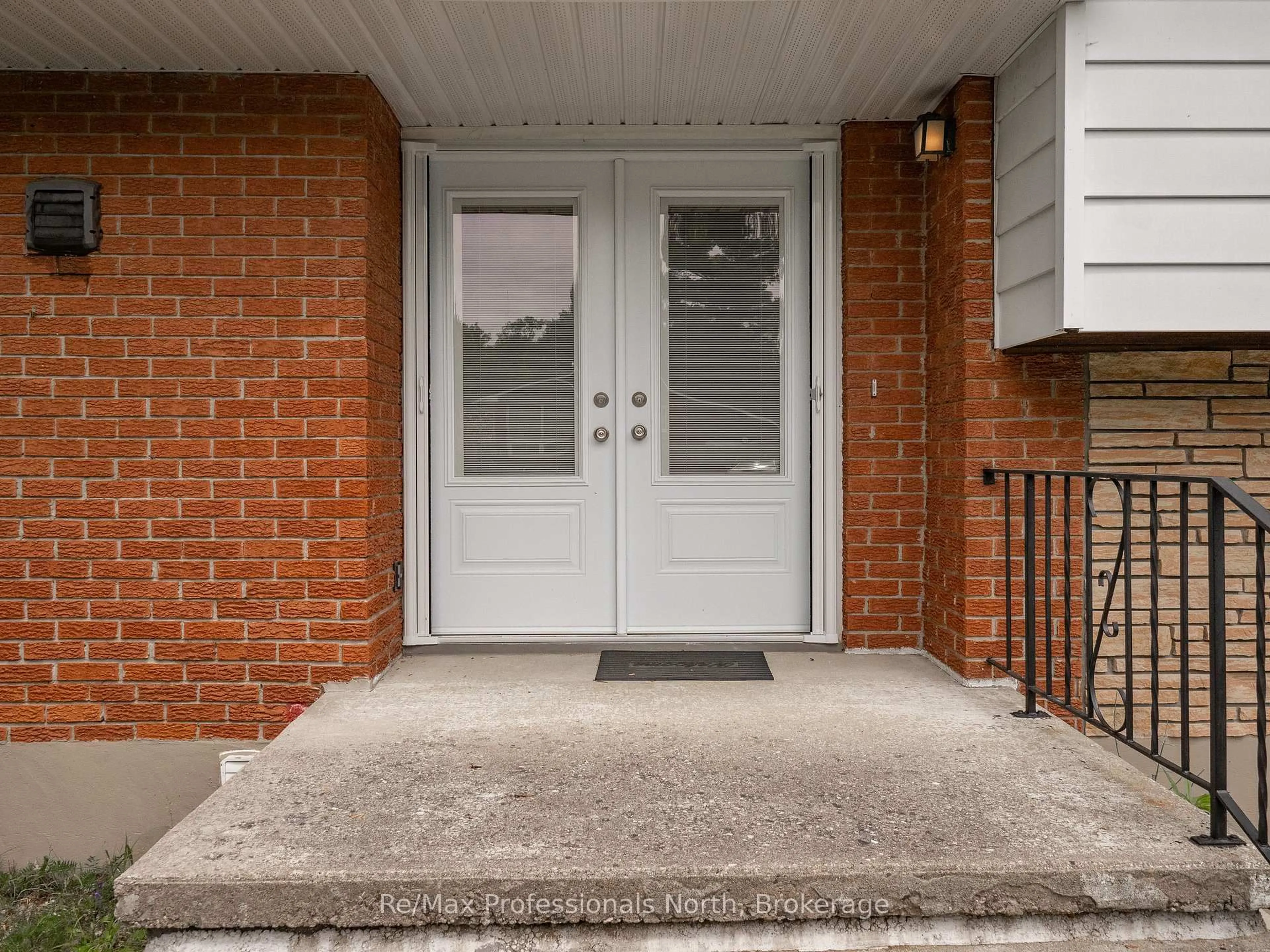 Indoor entryway for 600 DAVID St, Gravenhurst Ontario P1P 1M2
