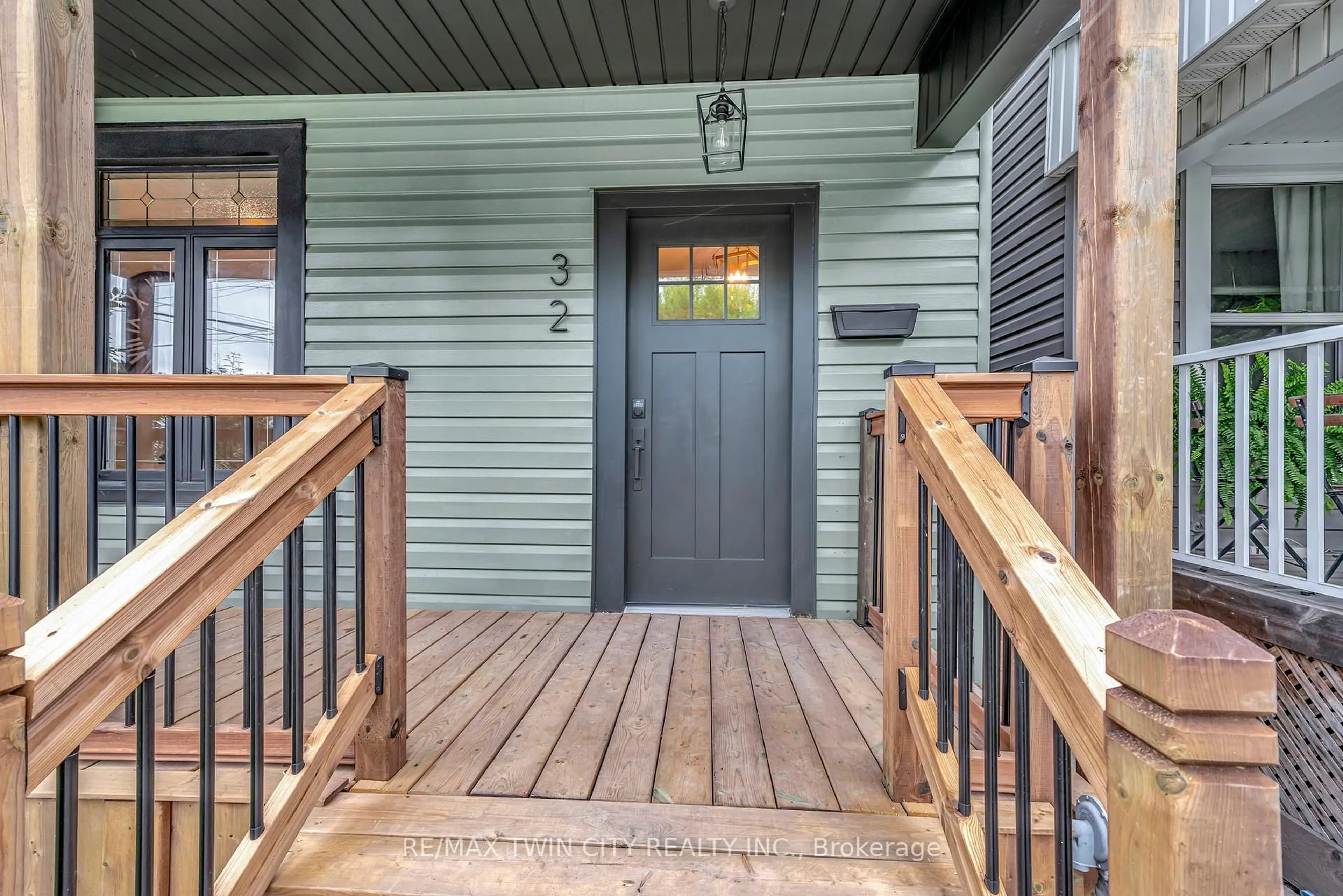 Indoor entryway for 32 Picton St, Hamilton Ontario L8L 1E2