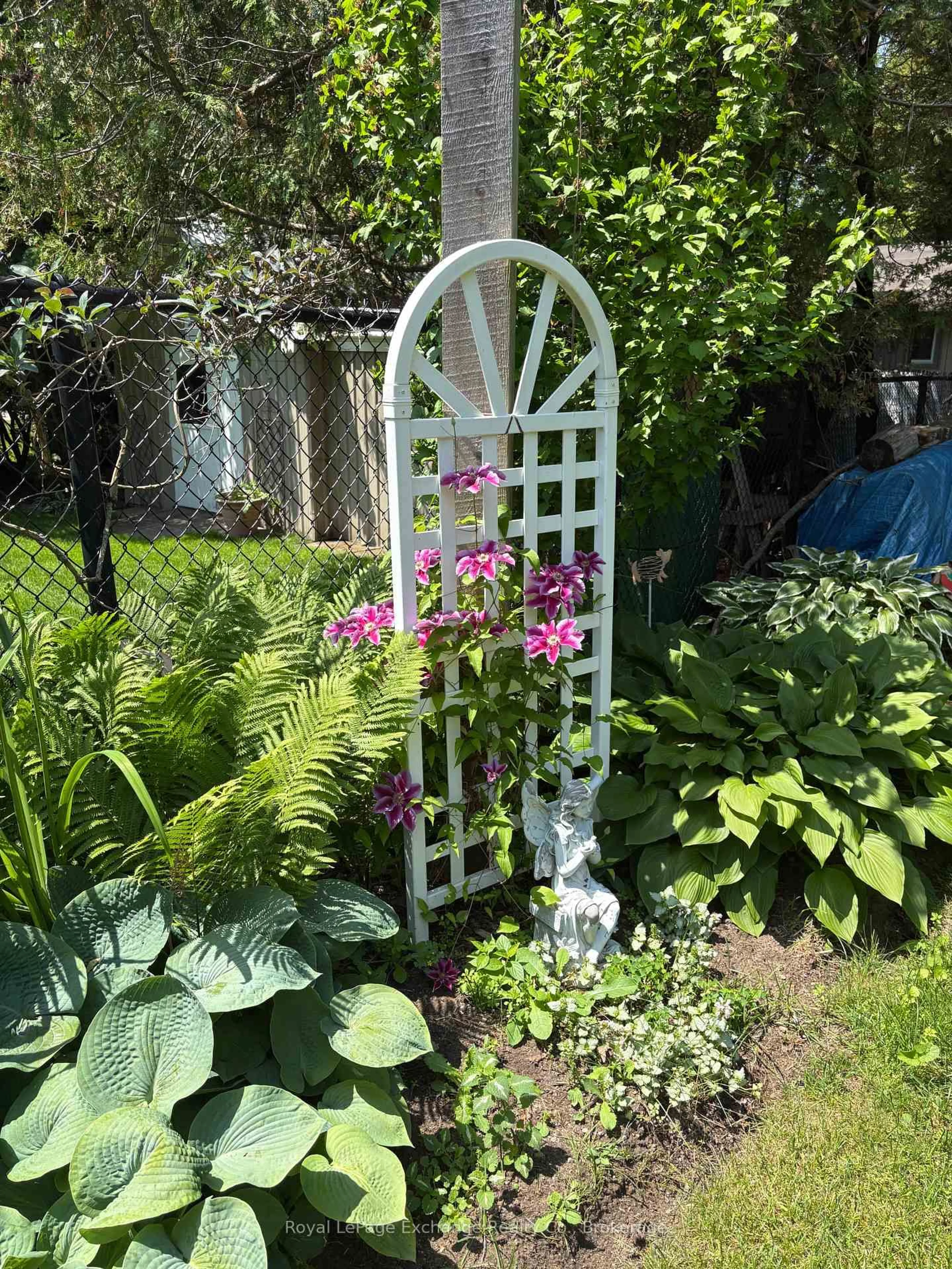 Patio, street for 105 Menomini Rd, Huron-Kinloss Ontario N2Z 2X3