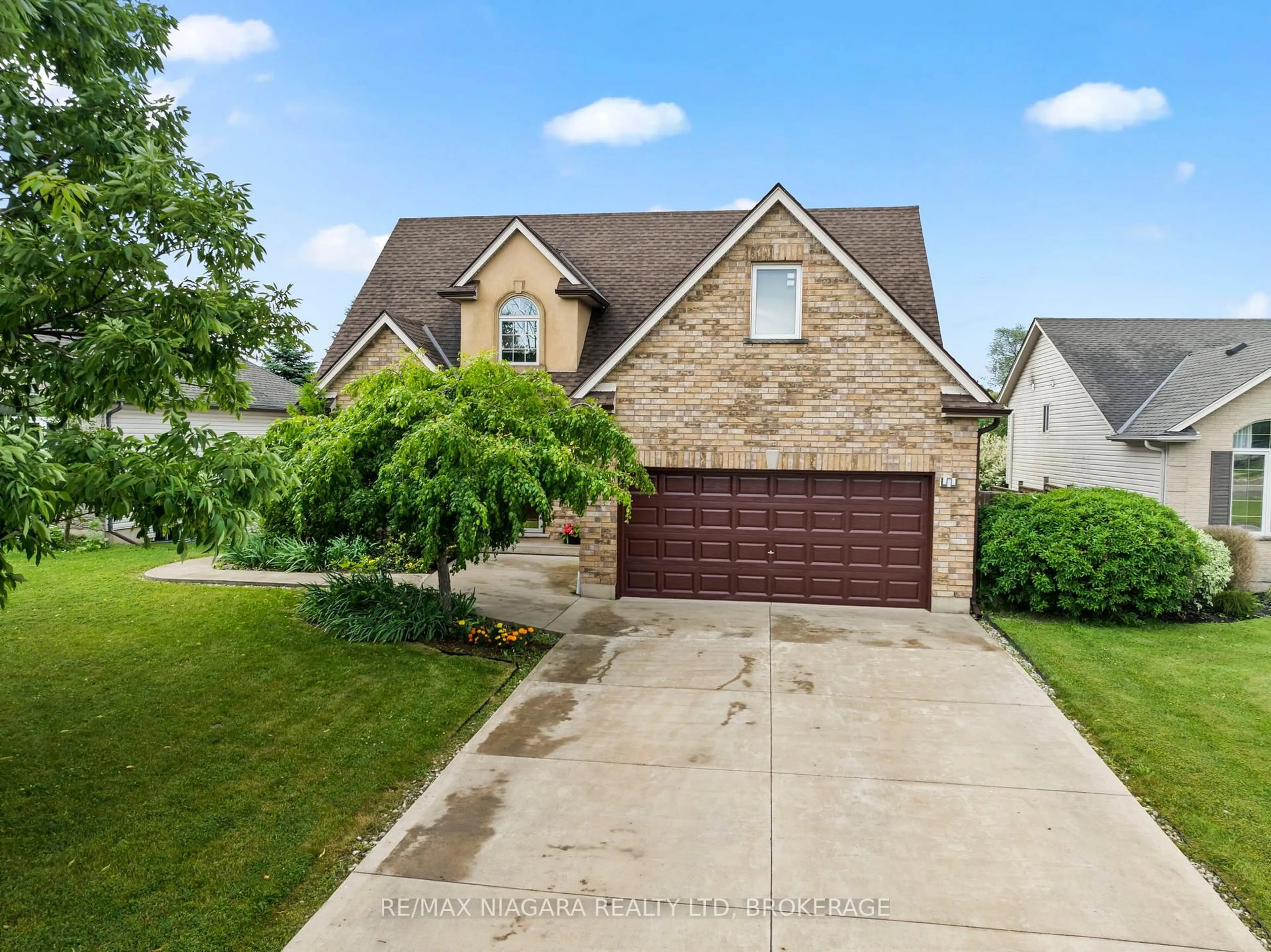Home with brick exterior material, street for 426 Barrington Crt, Fort Erie Ontario L0S 1N0