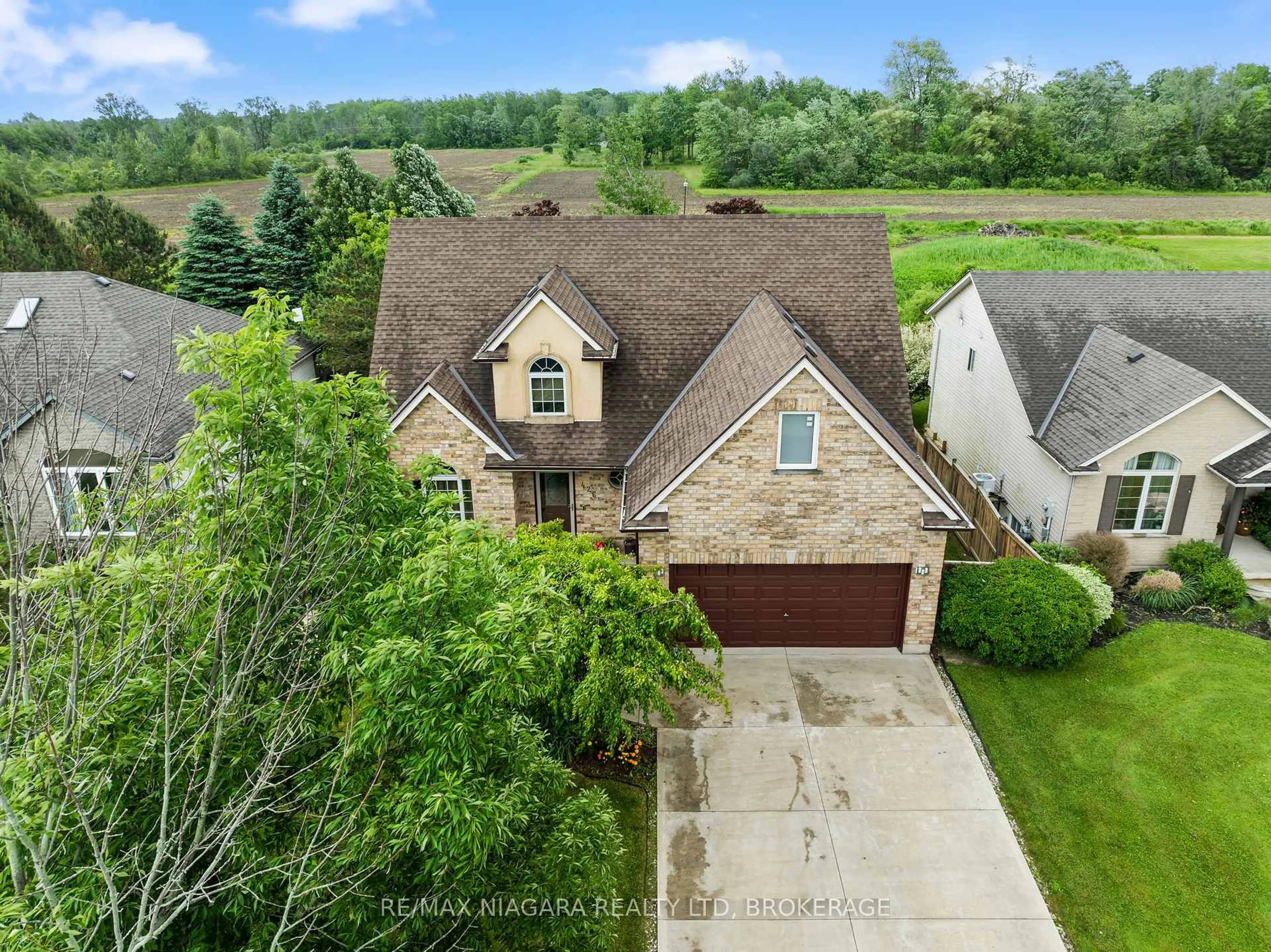 A pic from outside/outdoor area/front of a property/back of a property/a pic from drone, street for 426 Barrington Crt, Fort Erie Ontario L0S 1N0