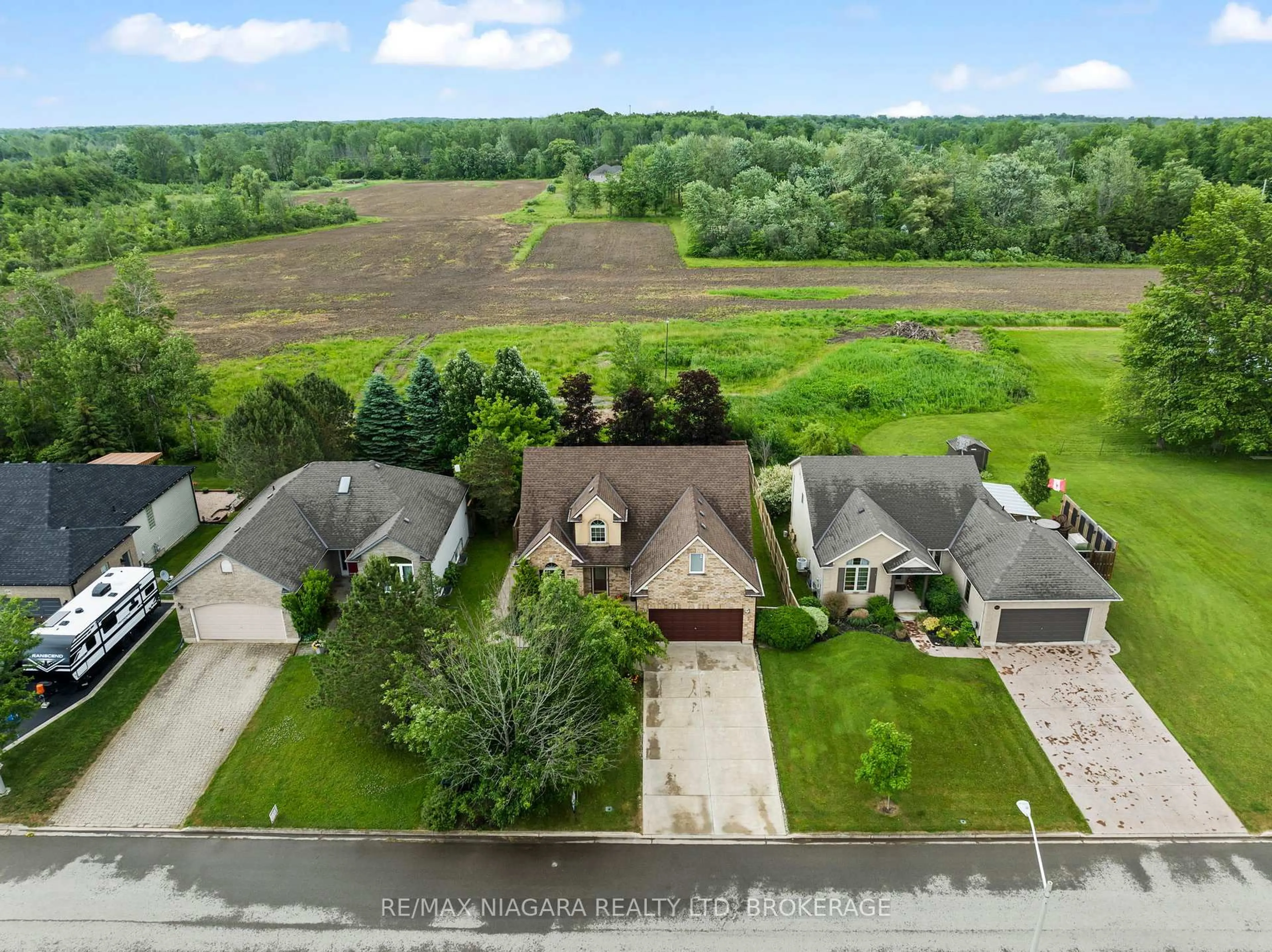A pic from outside/outdoor area/front of a property/back of a property/a pic from drone, unknown for 426 Barrington Crt, Fort Erie Ontario L0S 1N0