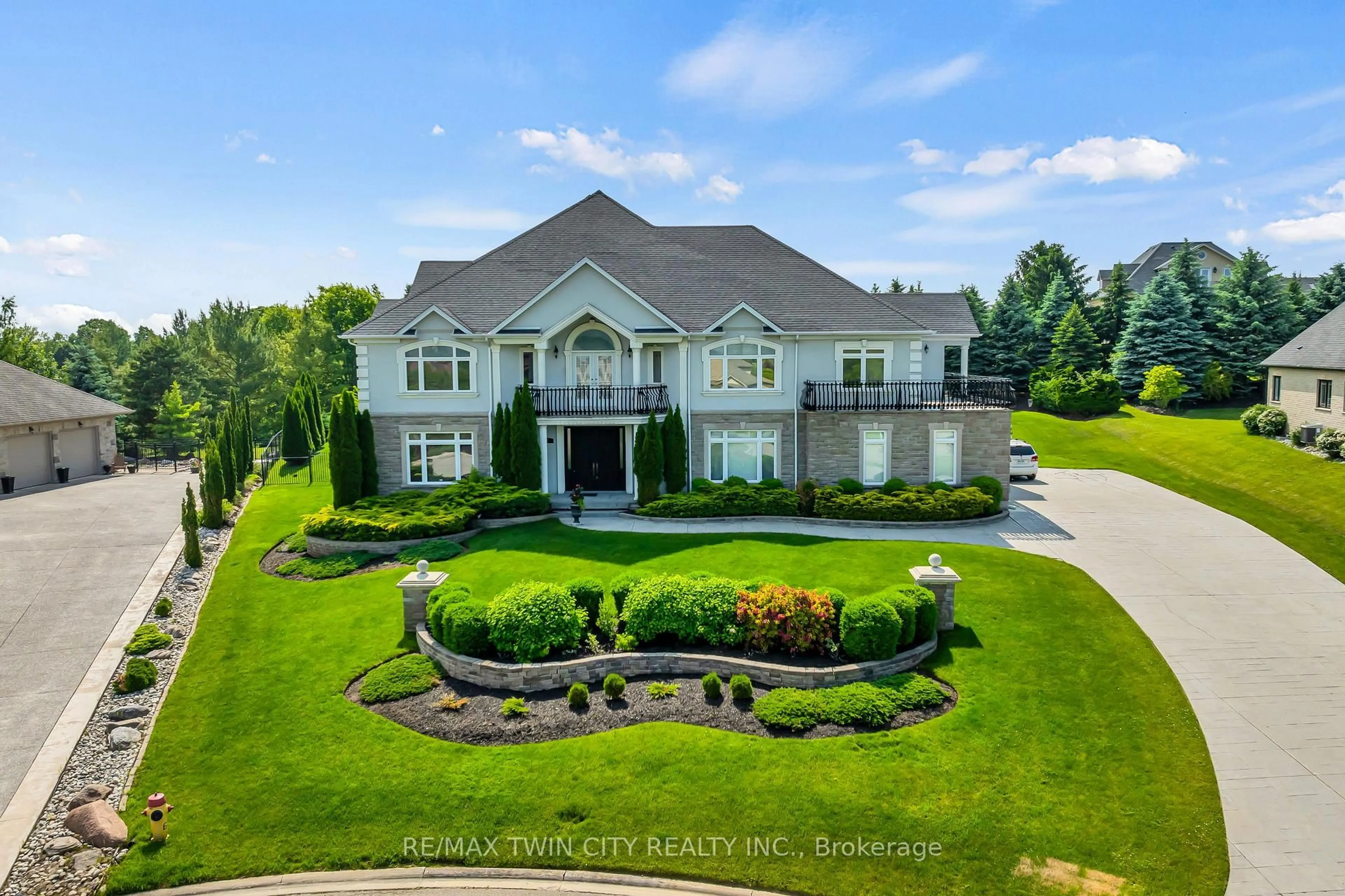 A pic from outside/outdoor area/front of a property/back of a property/a pic from drone, unknown for 26 Paddock Crt, Kitchener Ontario N2C 2R4