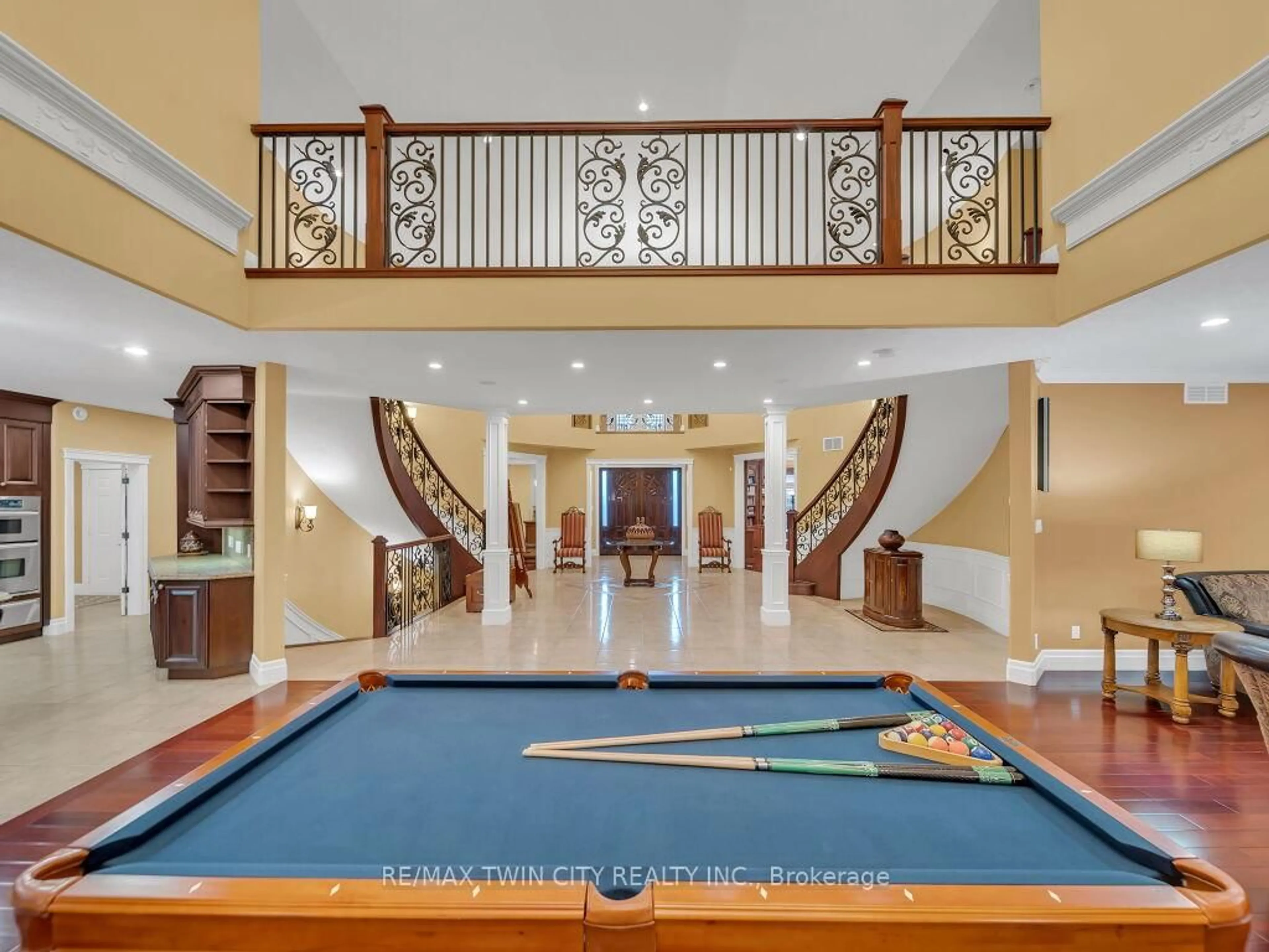 Indoor foyer for 26 Paddock Crt, Kitchener Ontario N2C 2R4