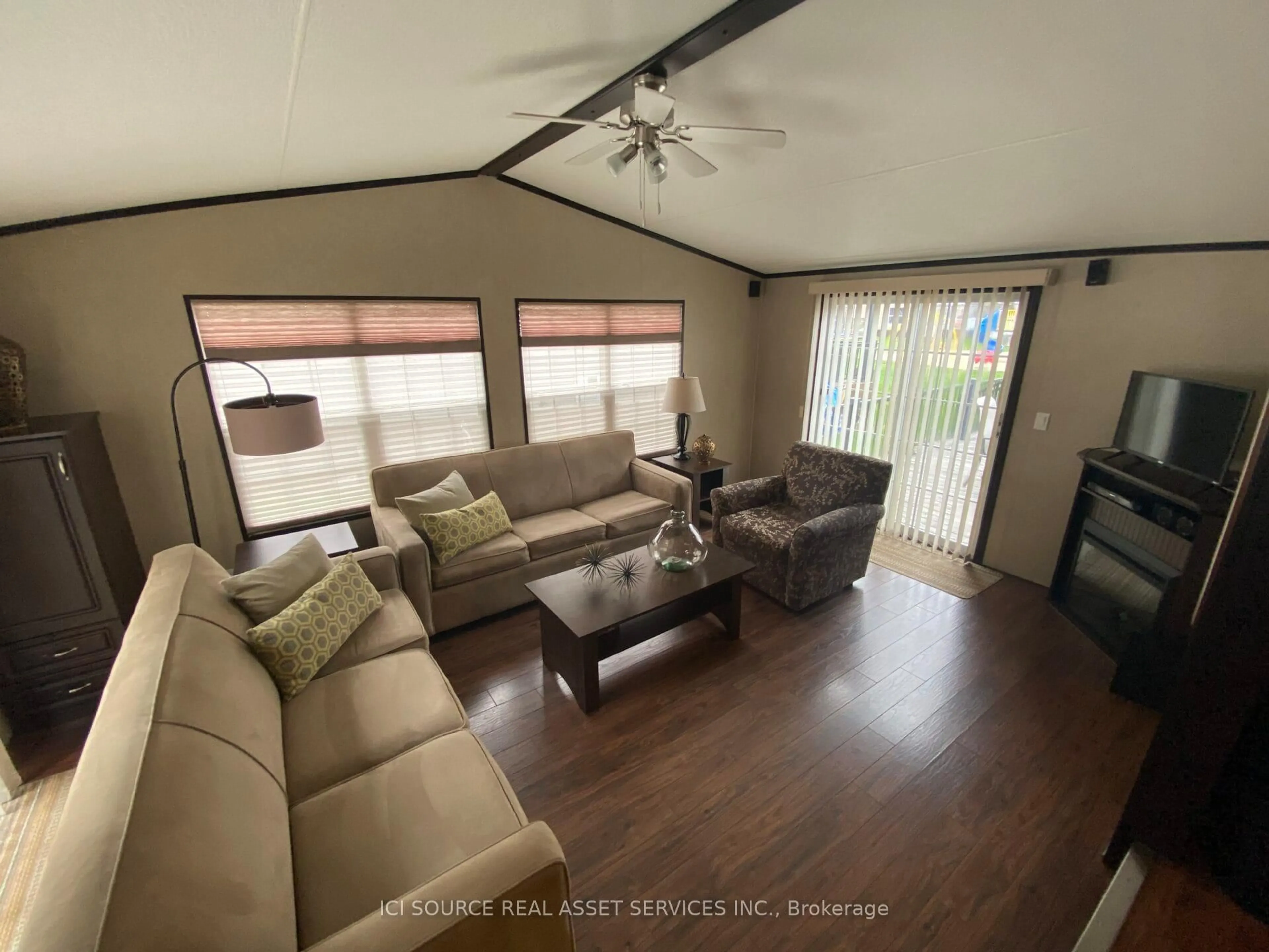 Living room with furniture, wood/laminate floor for 1082 Shamrock Marina Rd #SMR089, Gravenhurst Ontario P0E 1N0